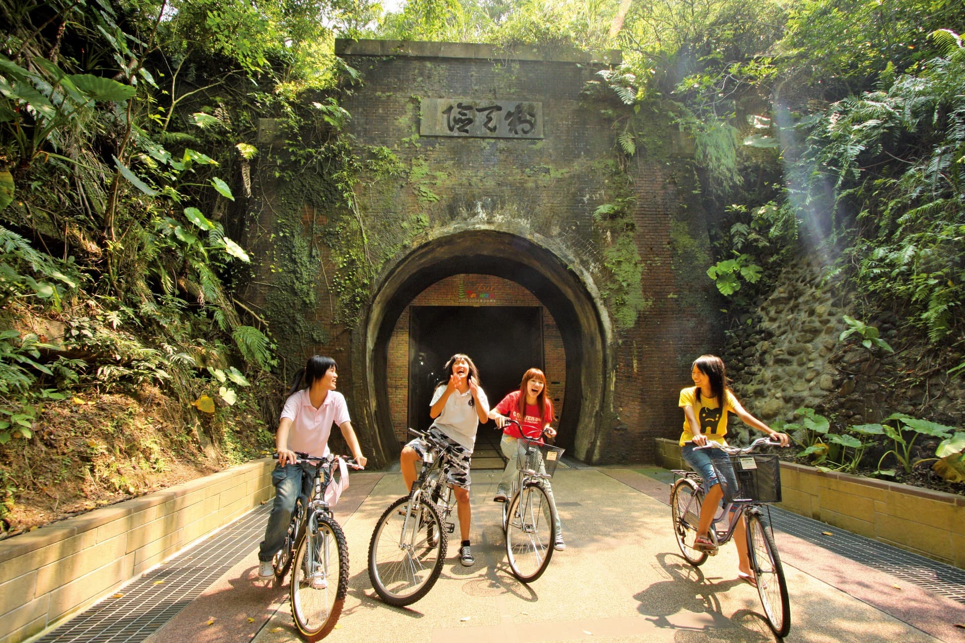 觀光局推薦貢寮騎行之旅，民眾馳騁海與山的交界。（新北市觀旅局提供）