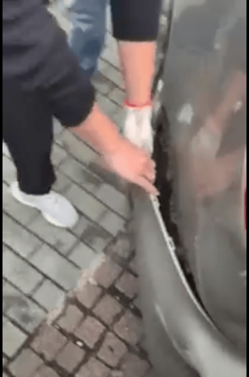 警方在被害人車上起出被裝設的追蹤器。（刑事局提供）
