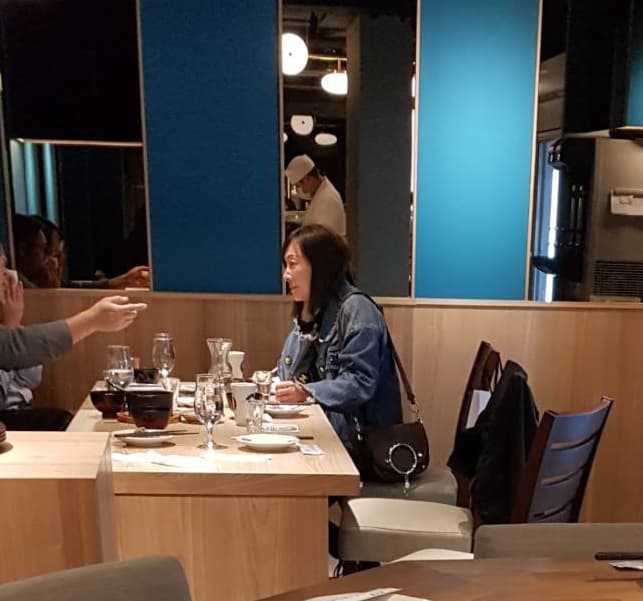 連勝武送張齡予離開時，已用餐完畢的路永佳（右）也穿上牛仔外套準備離開。（讀者提供）