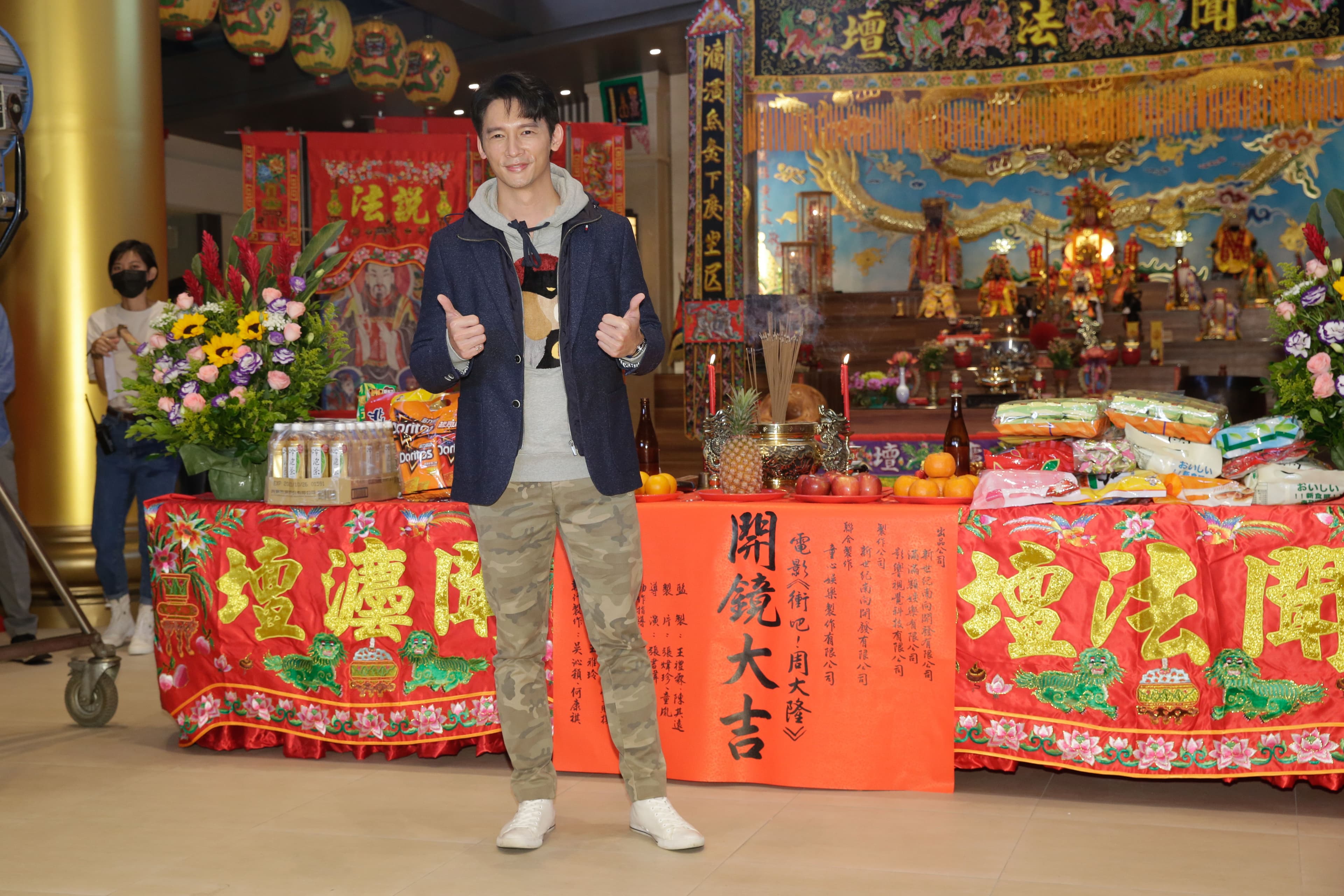 溫昇豪片中飾演魯蛇老爸，且因為兒子的緣故克服障礙參加賽車。