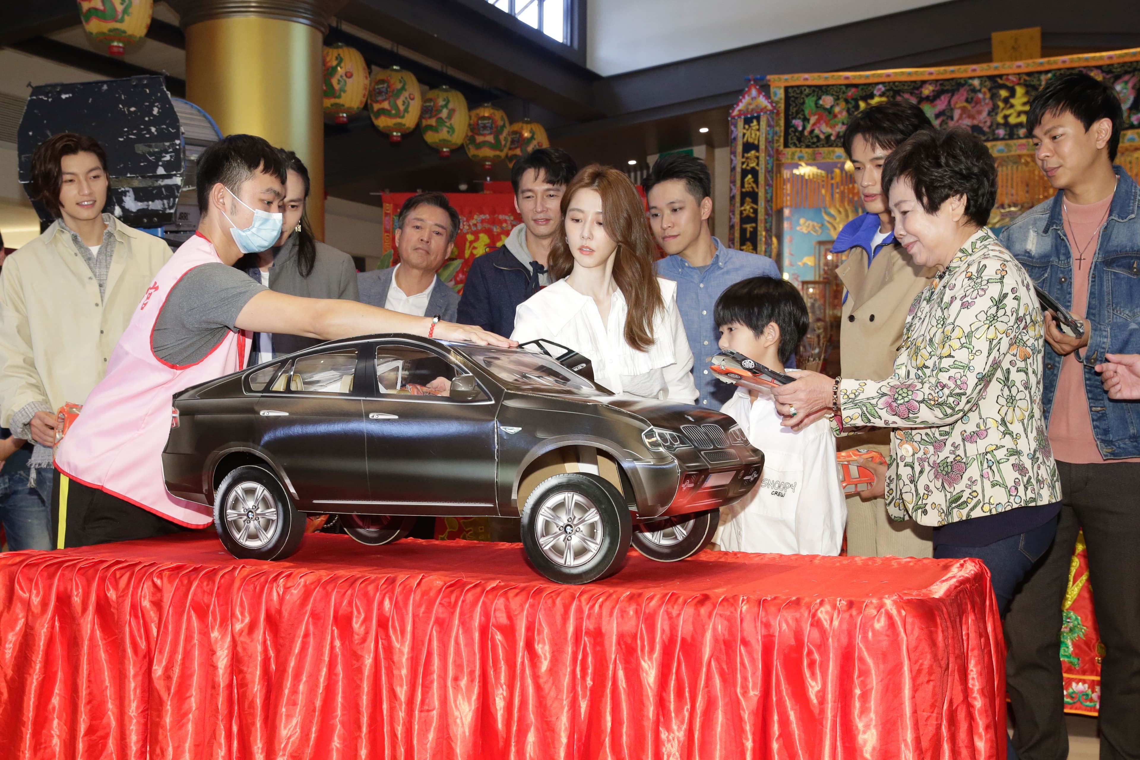 演員們將紙紮小汽車踩扁，並塞進大車後焚燒保佑拍攝賽車場面一路平安。