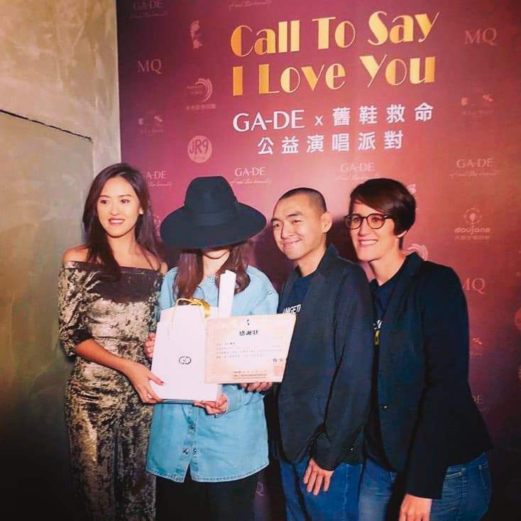 壞特（左二）出席活動總是戴著墨鏡和草帽遮擋面容，被稱為神祕歌姬。（翻攝自壞特IG）