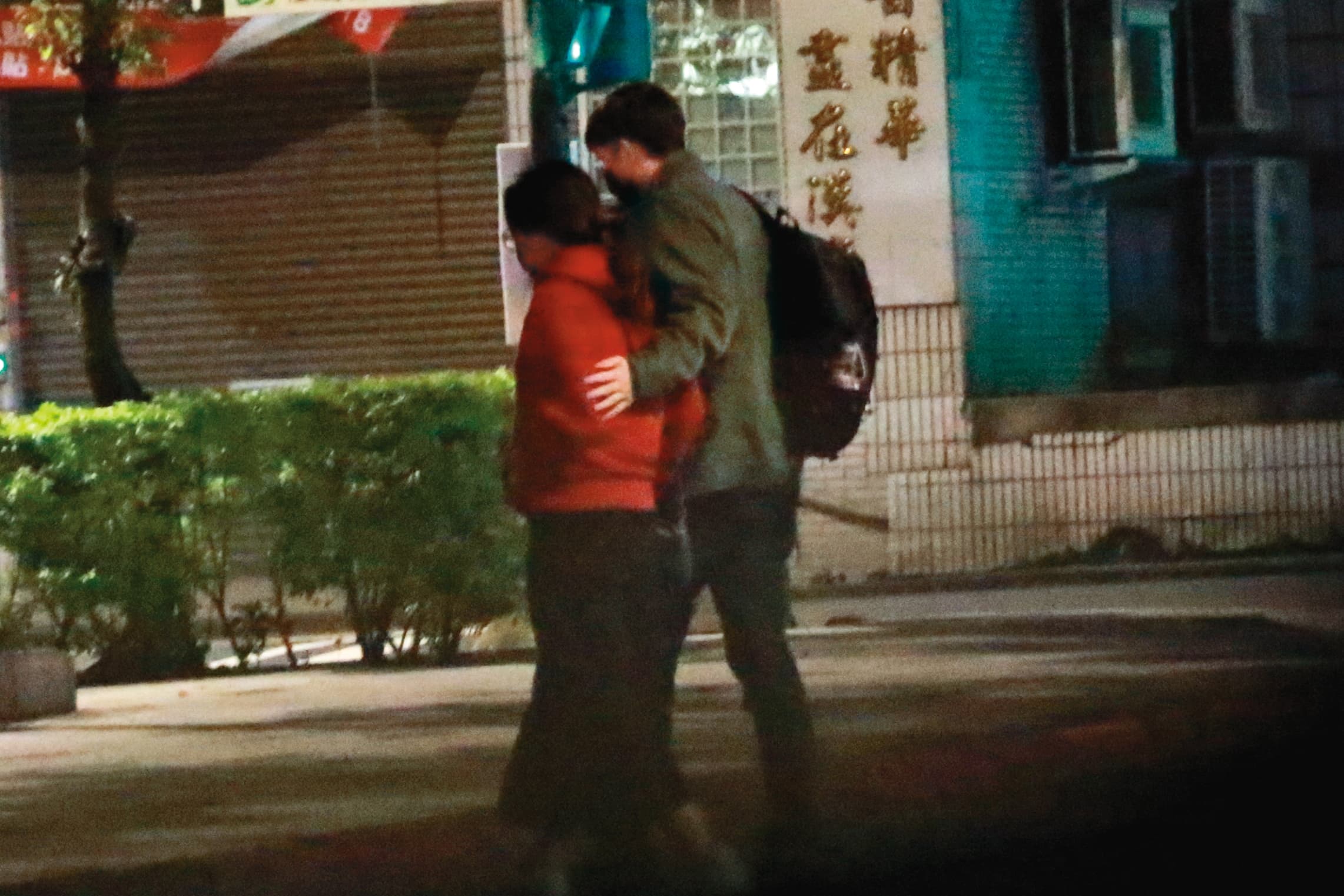 1月29日02：14，兩人在捷運南勢角站附近下車後，老外將手扶在壞特的腰上，互動相當親密。
