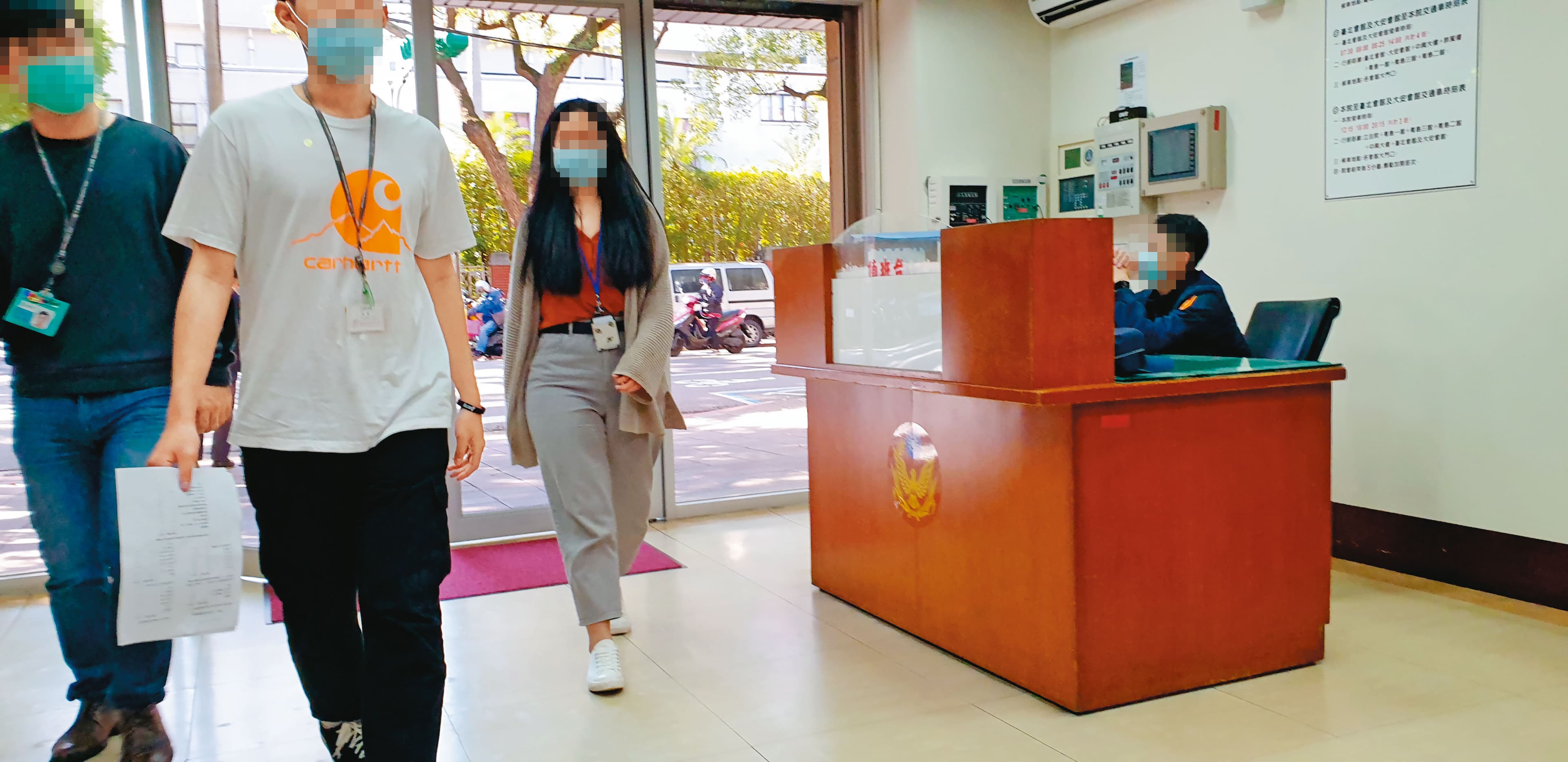 寄生在立法院青島三館民眾黨團辦公室的民眾黨部主管及人員約20人,即便沒有佩戴立院核發的助理證,也能自由進出1樓大門,遭批特權。(圖內非當事人)