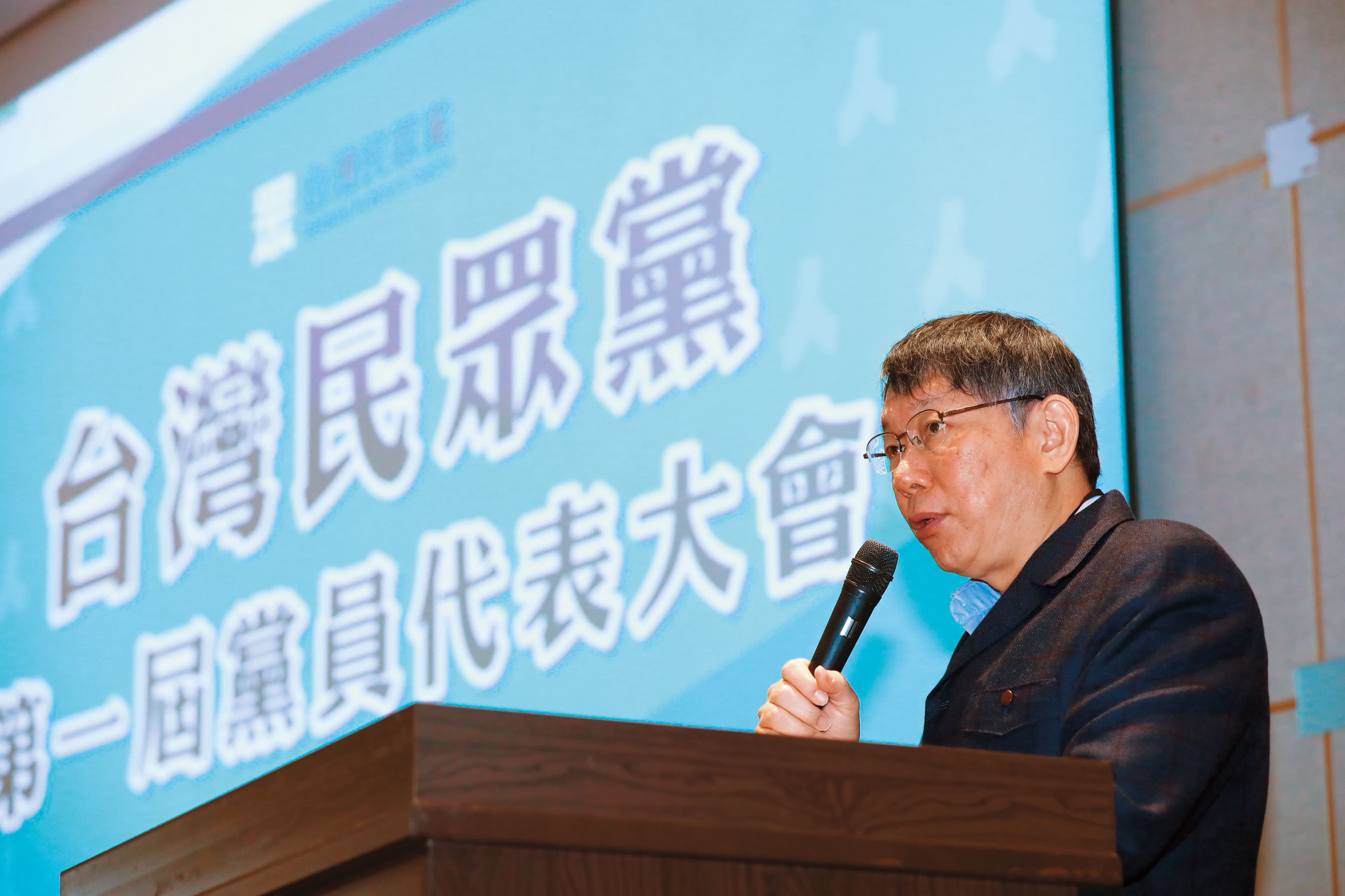 柯文哲創黨時標舉清廉、財政紀律等價值,但節流的方式卻是容許黨中央主管大剌剌地常駐黨團辦公室空間,占用立法院的資源。