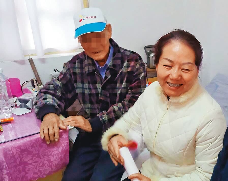 小姐（右）經朋友介紹認識譚男（左），二人不久後登記結婚。（讀者提供）