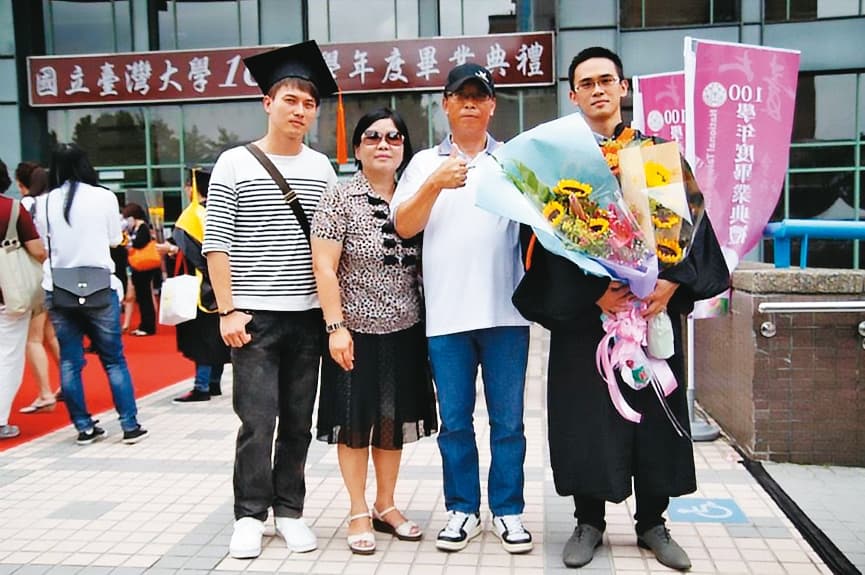 龍師父（右1）母親（左2）要他帶爸爸（右2）、哥哥（左1）及親近弟子到台大參加畢業典禮，但全是一場戲。（讀者提供）