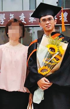 女弟子（左）前後捐贈彌聖亞慈惠堂600多萬元，也出庭作證指稱，龍師父偽造學歷是郭母指使，還要她赴台大畢業典禮現場（圖）配合演戲。（讀者提供）