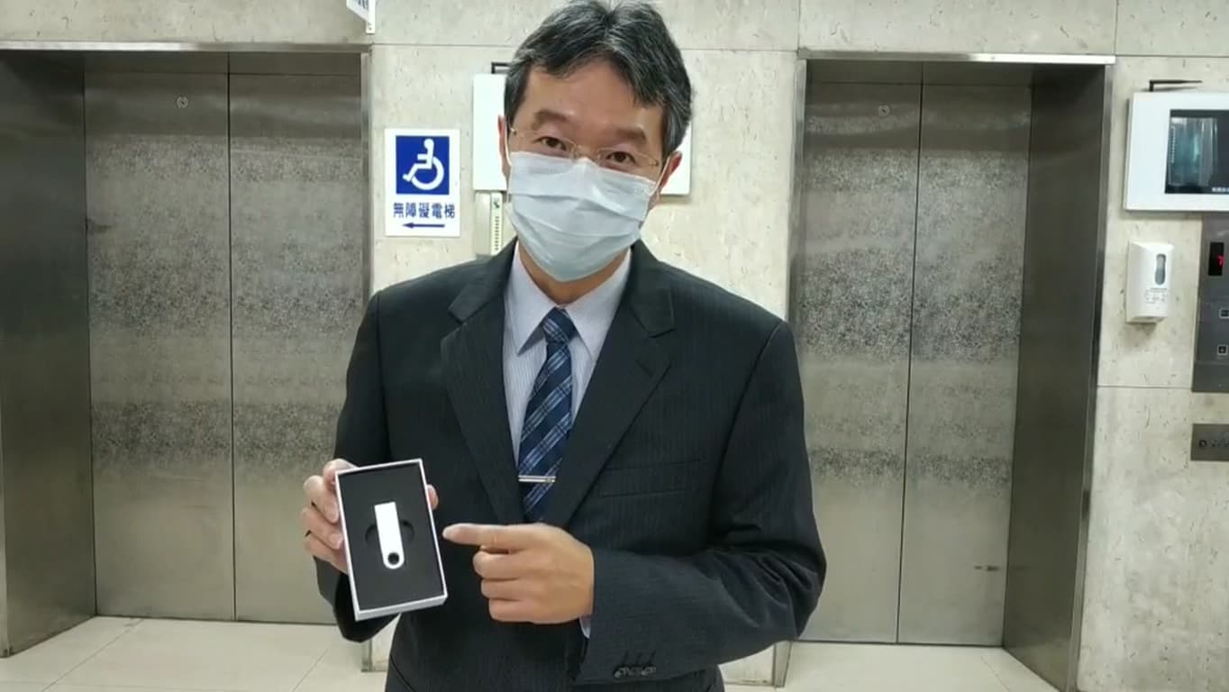 刑事局警官說明冷錢包的洗錢過程。