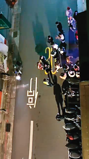 餐廳經常到半夜仍相當喧鬧，不時有警察（箭頭處）前來勸導。（讀者提供）