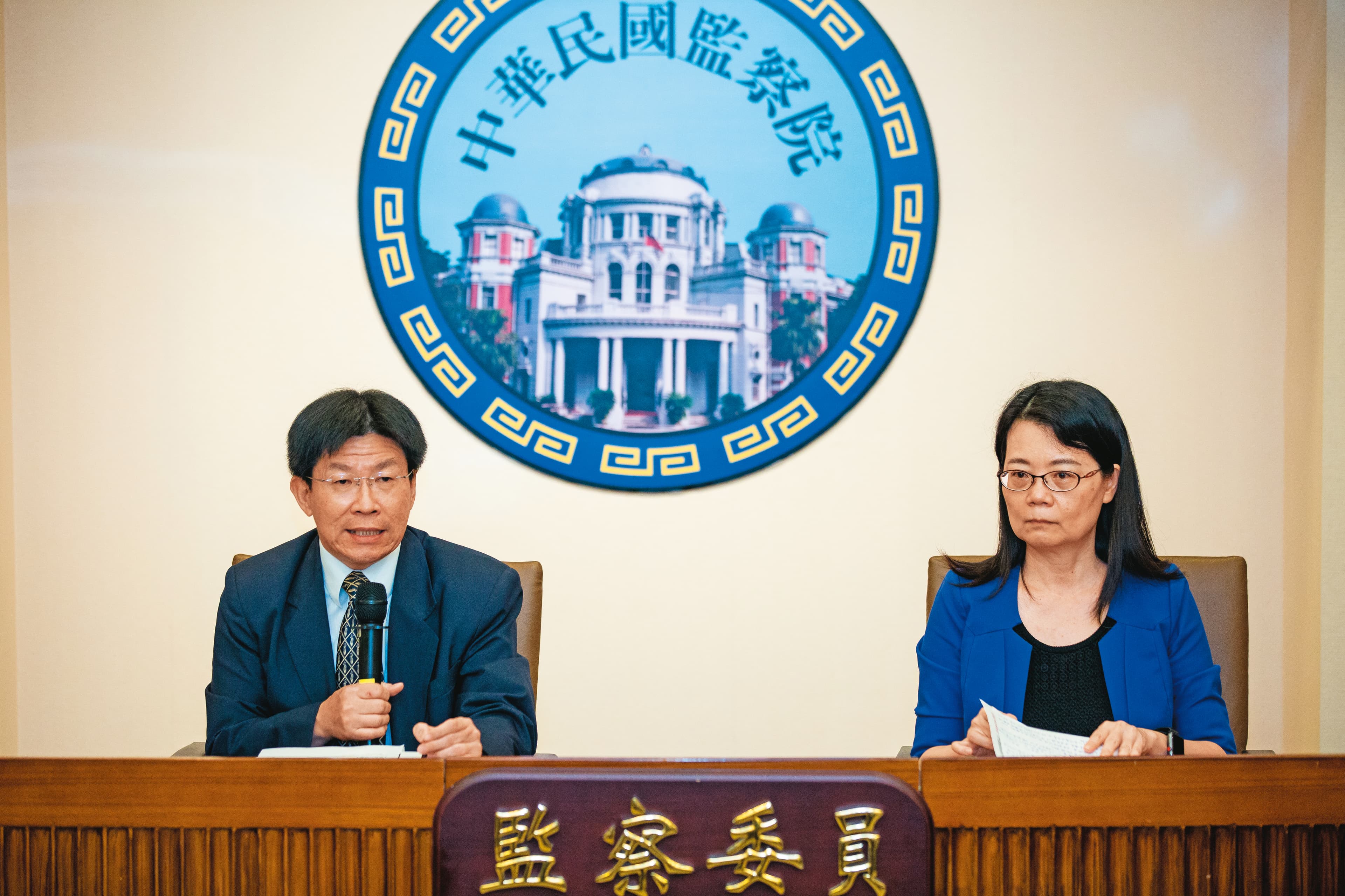監委王美玉（右）、高涌誠（左）提案通過彈劾石木欽後，被逼自首的吳仙富家屬們希望全案能有真相大白的一天。