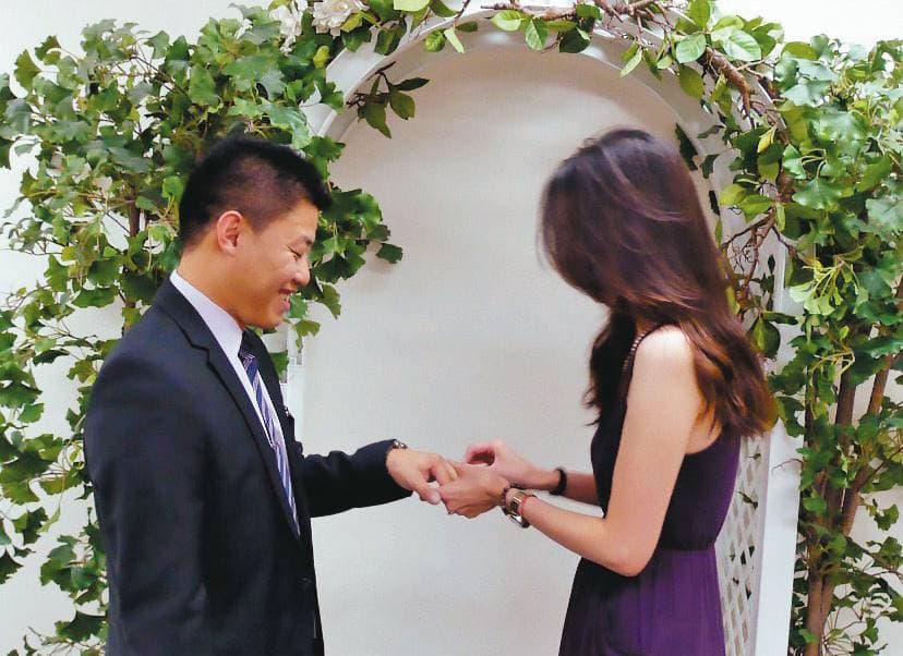 洪男（左）與趙女（右）2011年在美國結婚，婚後生了2個女兒。（讀者提供）