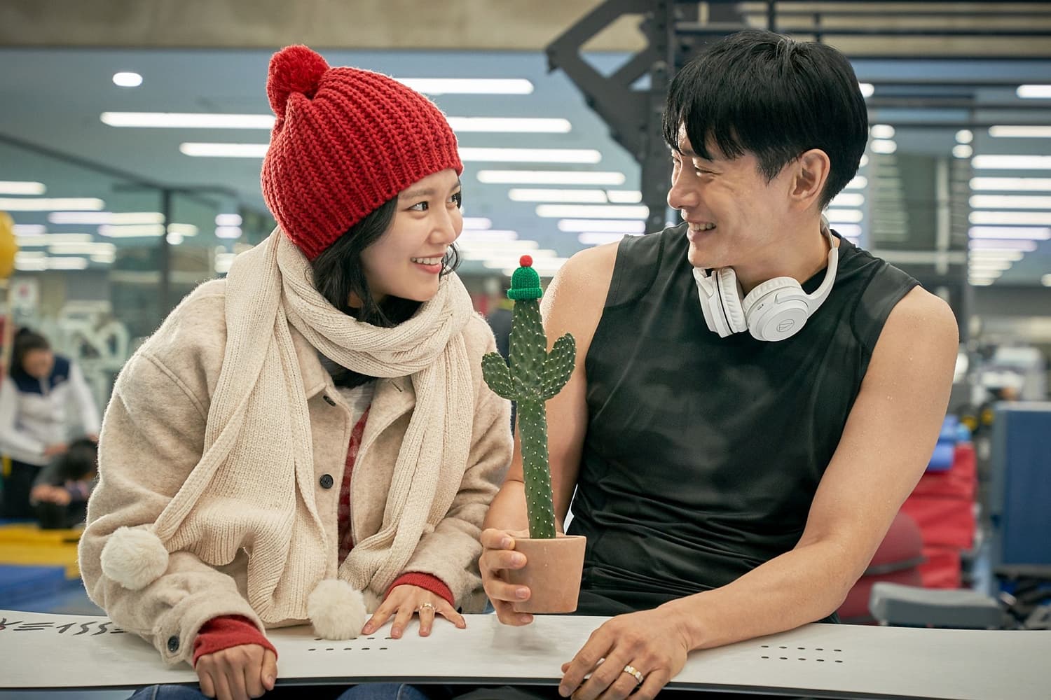 劉太旿飾演身障奧運的滑雪板選手，將向交往多年的女友崔秀英求婚。（華映娛樂提供）