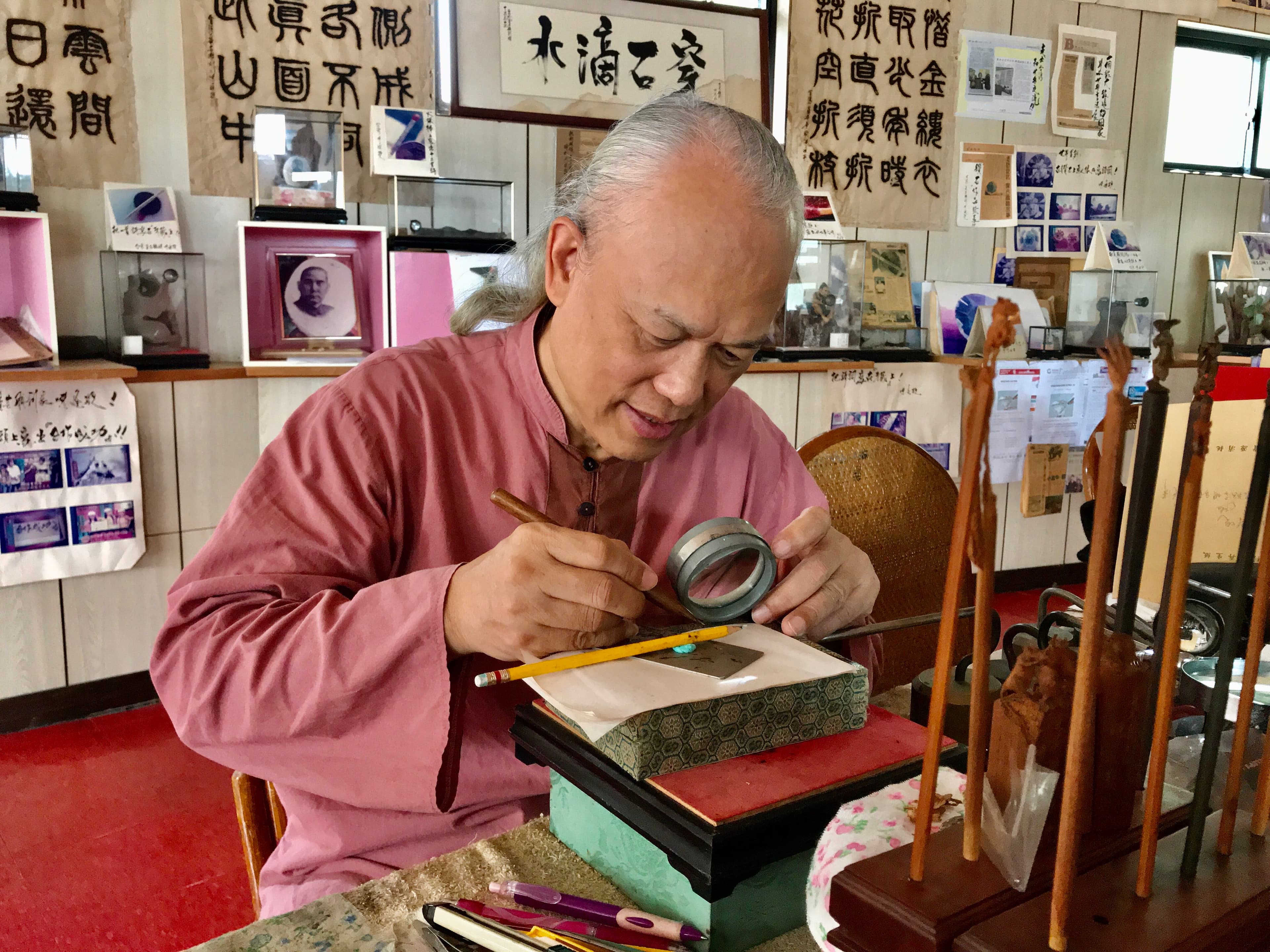 毫芒雕刻家陳逢顯以純黃金手工雕刻世界最小「黃金台灣水牛」，尺寸約只有1毫米。（陳逢顯提供）