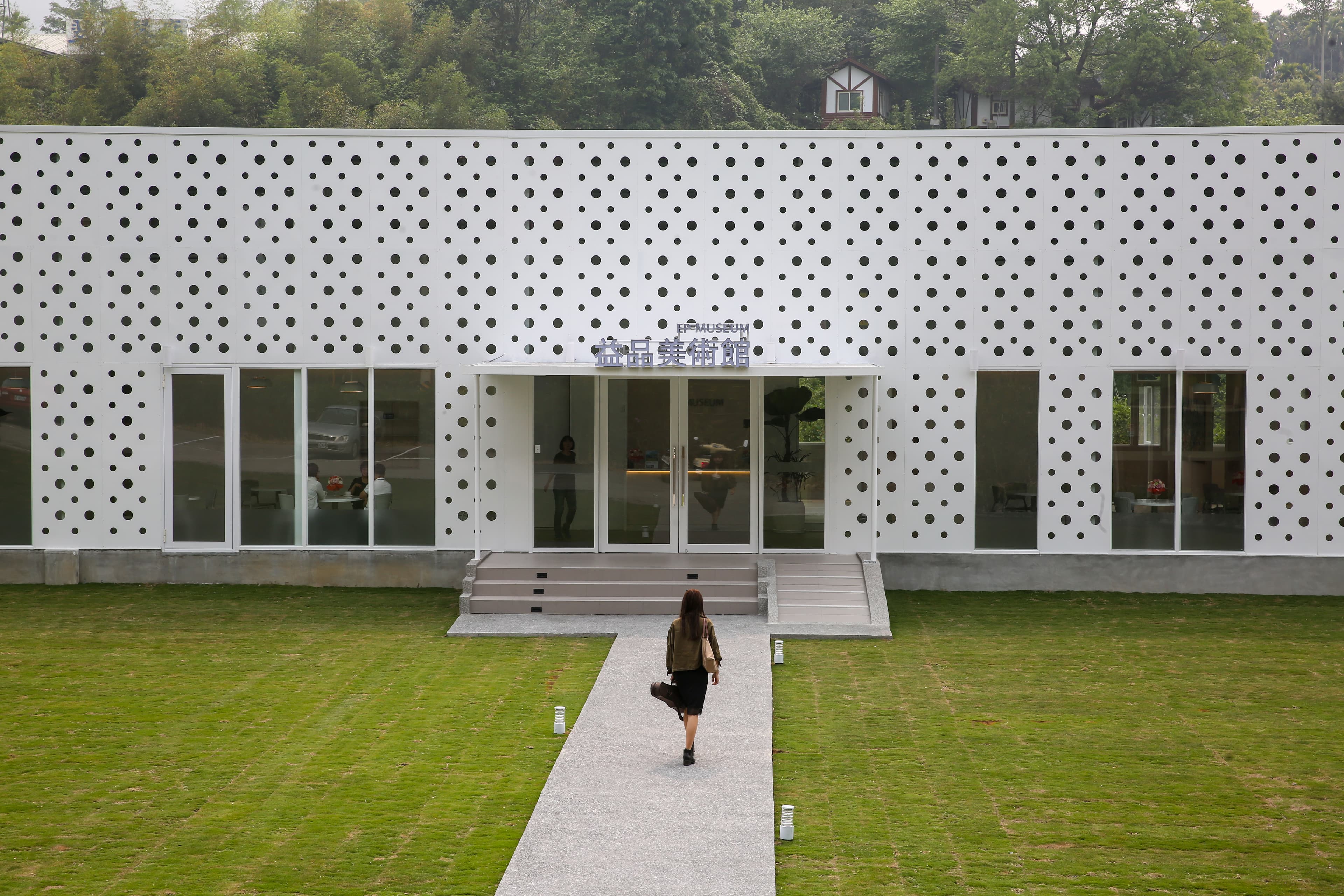 益品美術館內百餘坪純白基調的空間呈現出現代感。