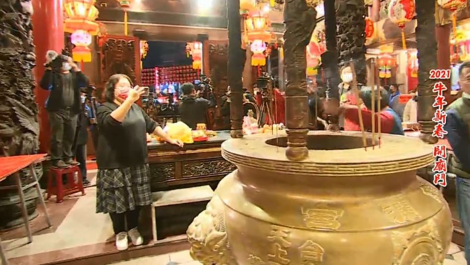 今年沒有開放搶頭香，眾人依序入廟參拜。（翻攝自大甲鎮瀾宮臉書）