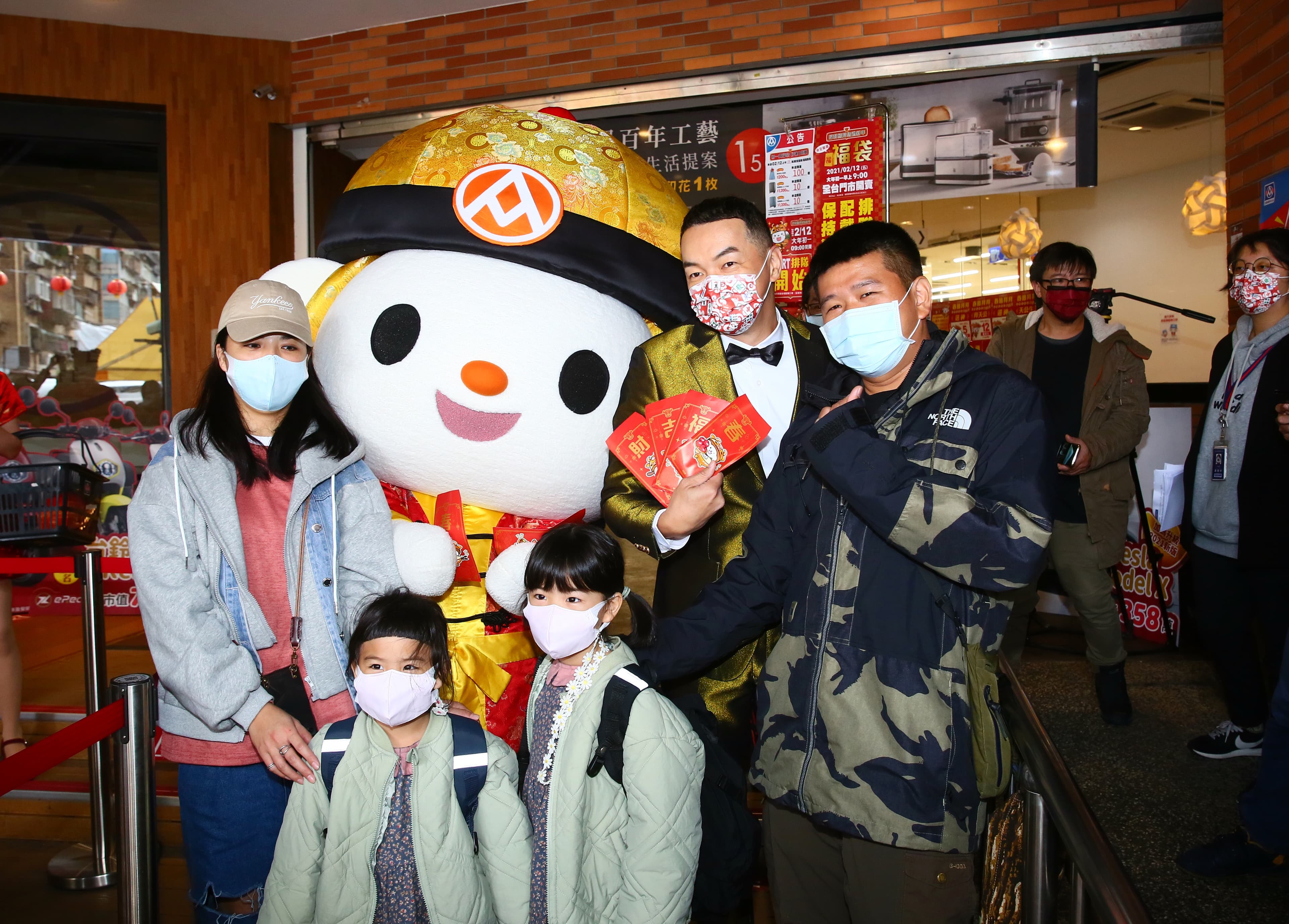 民眾出動全家大小來搶購今年的全聯福袋。
