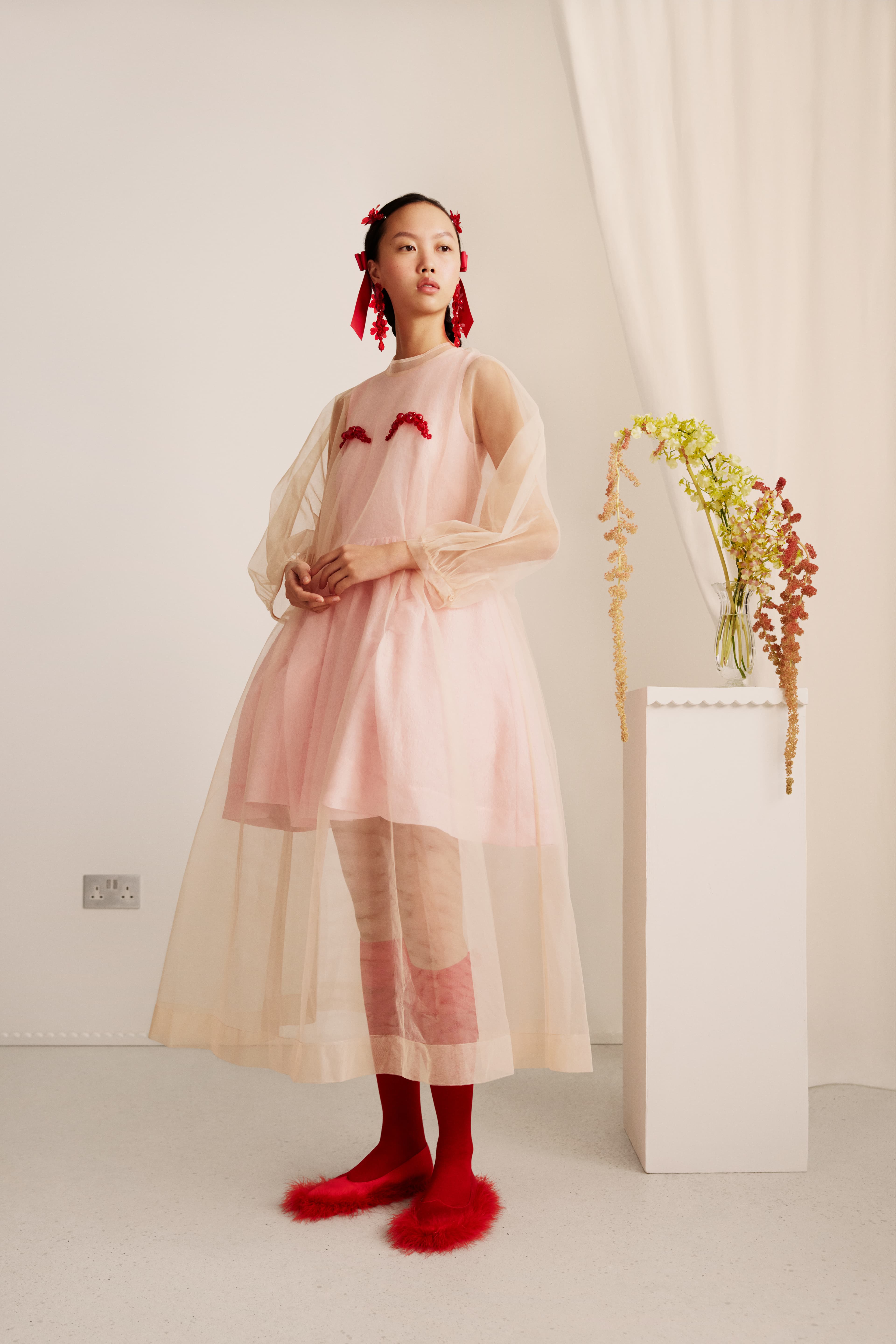 Simone Rocha x H&M裸色薄紗罩衫。NT$4,799。（H&M提供）