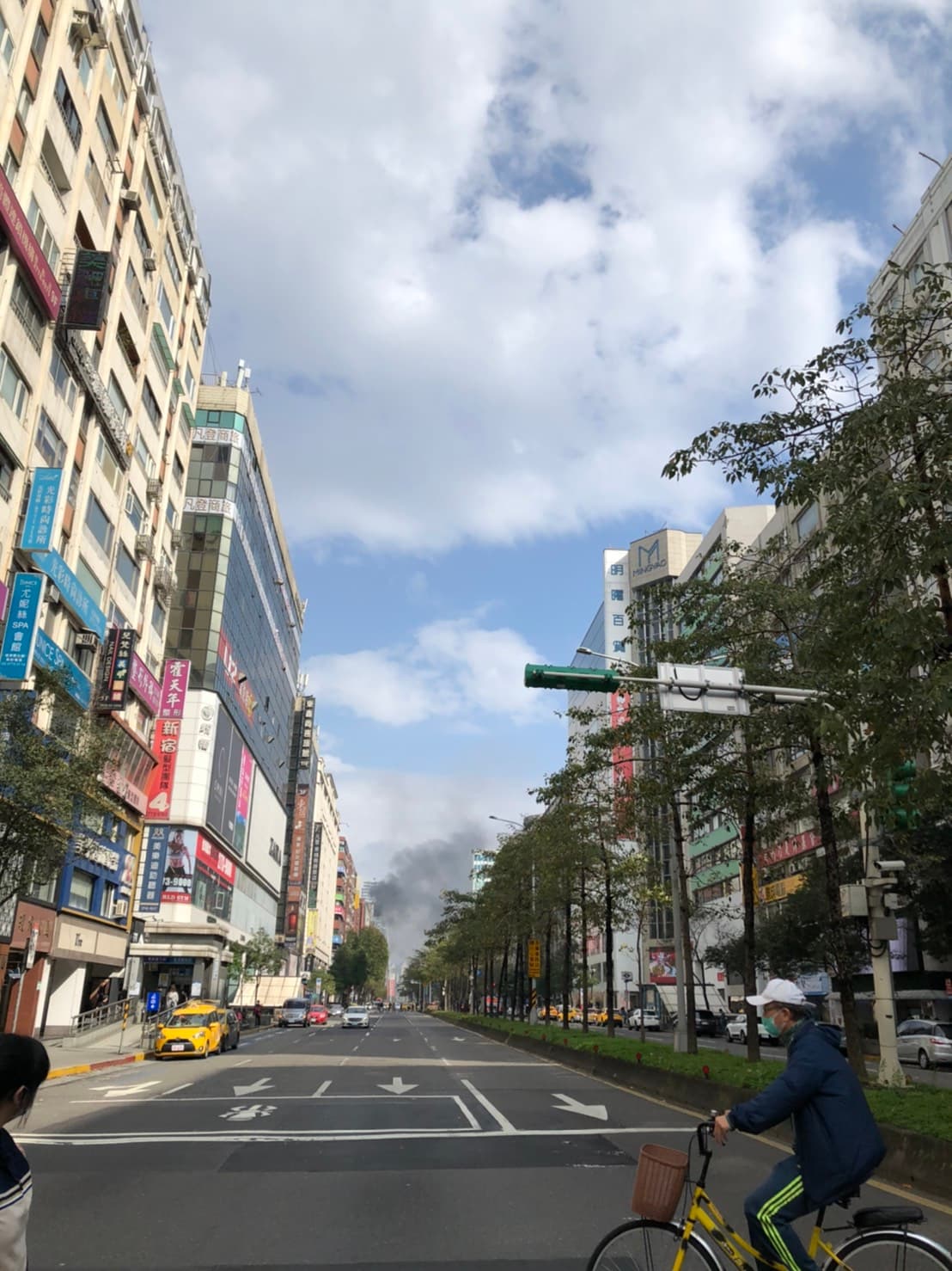 台北市忠孝東路四段一棟大樓突冒大火，正在滅火中。