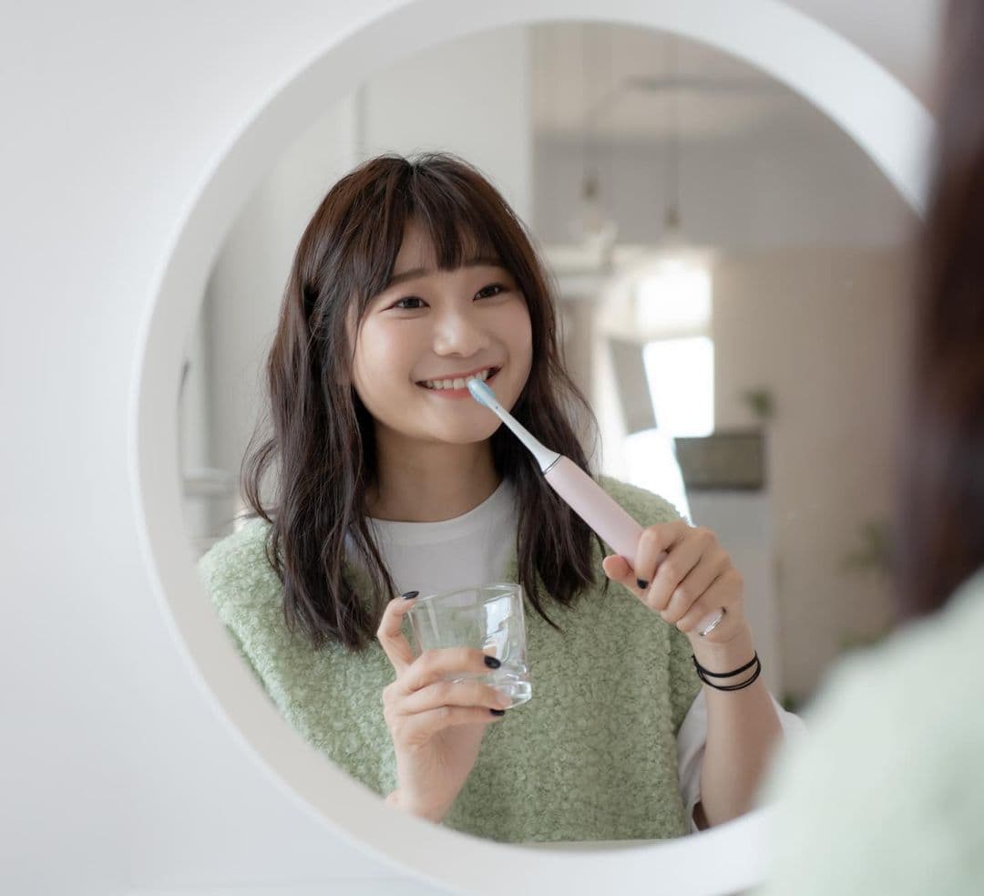 愛莉莎莎業配飛利浦音波牙刷，「它有獨家美白拋光音波震動模式，真的亮白的很有感！」網友提問︰「能震掉我的膽結石嗎？」（翻攝自愛莉莎莎IG）