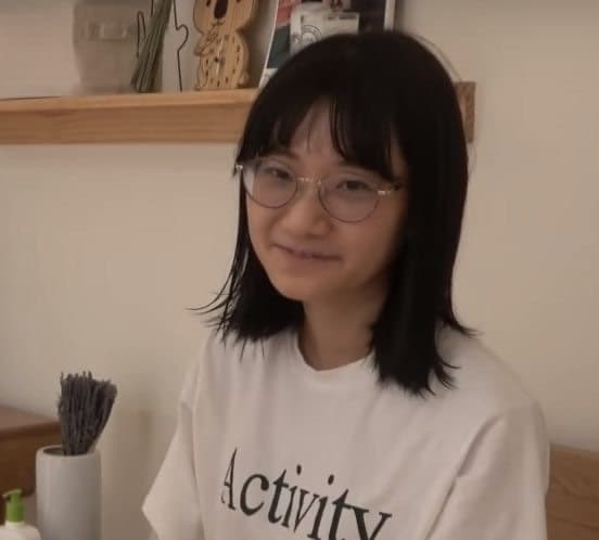 這張是愛莉莎莎的舊照，她承認念書時是邊緣人。身為清大文組畢業的高材生，以一己之力戰台大醫，如今被譽為「清大之光」。（翻攝自PTT）