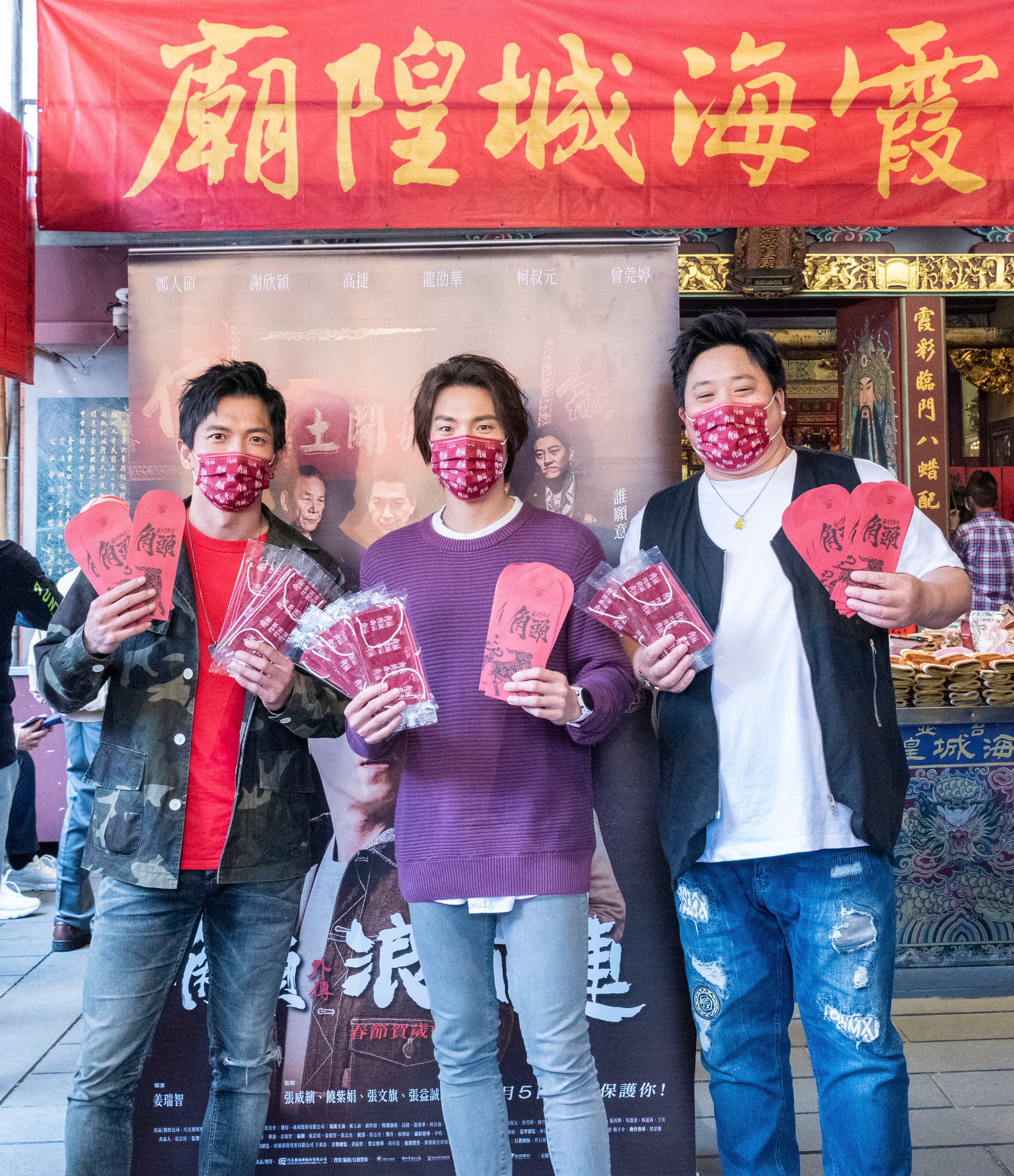 三人祈求電影票房大賣，也不忘替自己求一段好姻緣。（巧克麗娛樂提供）