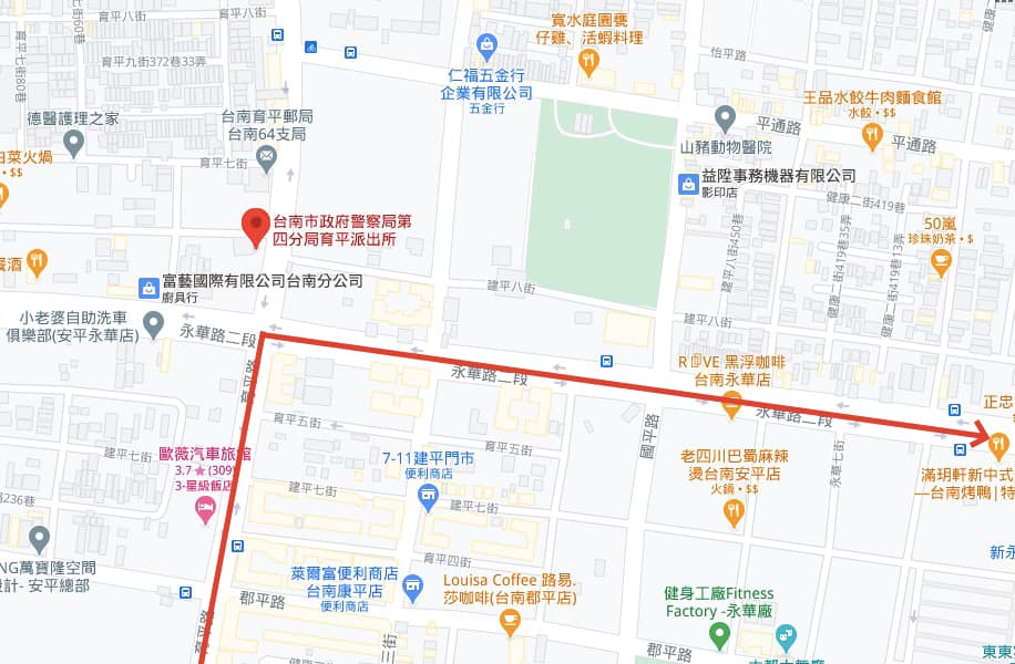 遭追殺的王男跟2名大學生都是外地人，沿著育平路騎到永華路二段時卻右轉，若繼續直行育平路約100公尺，便可在左側看到當地的第四分局育平派出所。（翻攝自Google地圖）