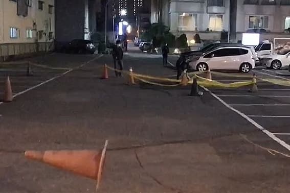 王男最終被追殺至另一停車場，遭凶嫌開車衝撞、拿刀刺殺，送醫後命危時雖想致電給妻子，最終仍未接通、自己也不幸身亡。（翻攝自網路）