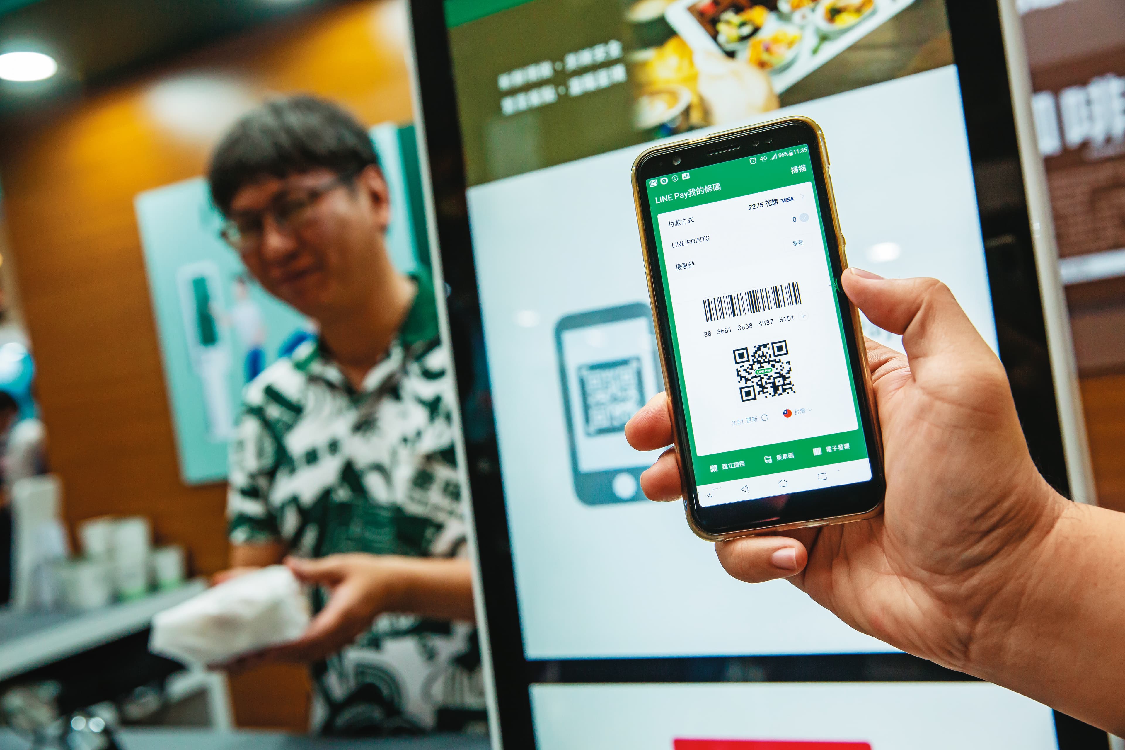 比起直接刷卡付費，使用行動支付綁定信用卡，有機會省更多。