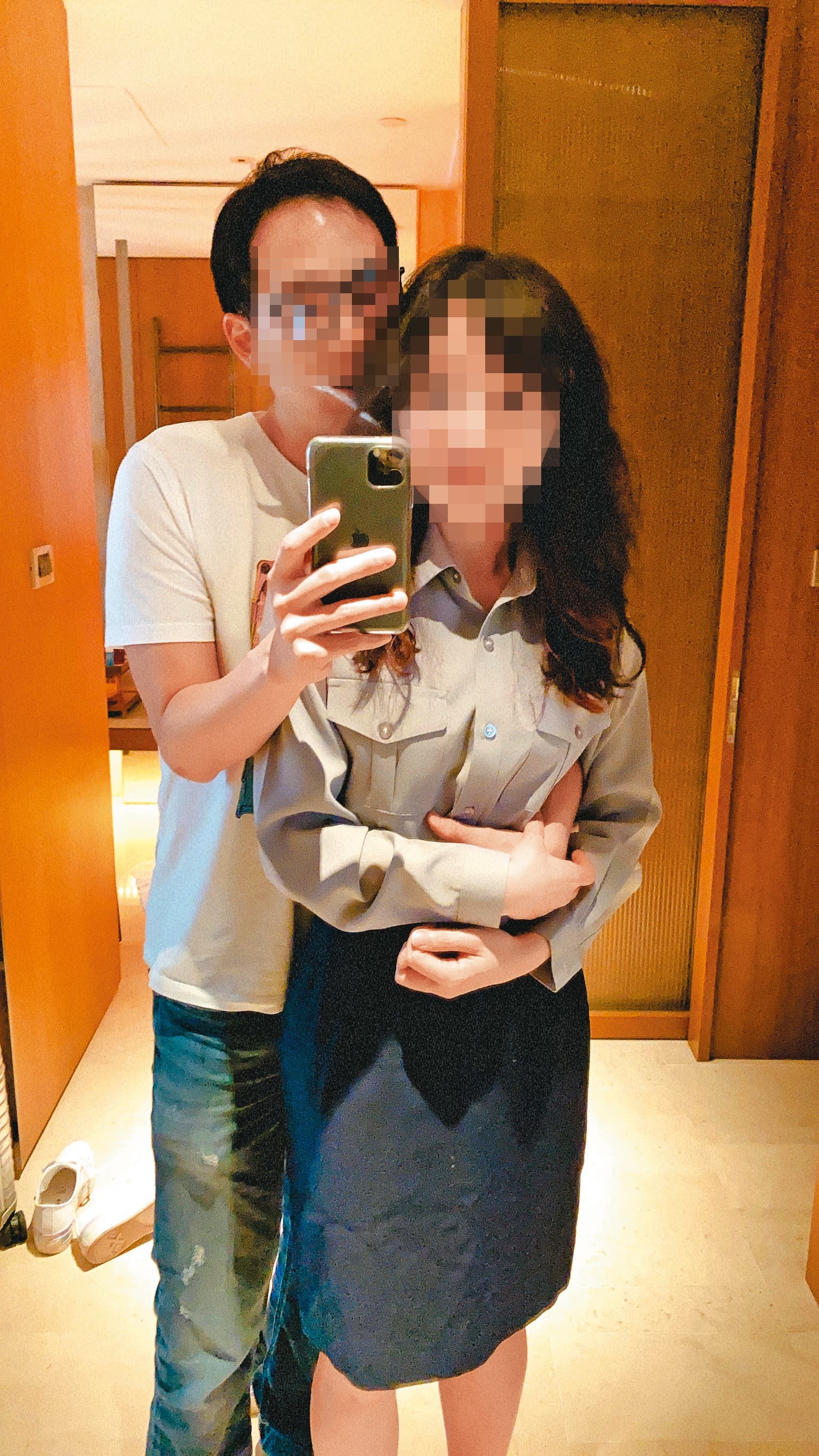 女警官Ｐ小姐（右）疑似穿著制服與陳姓工程師（左）在飯店房間內合照。（讀者提供）