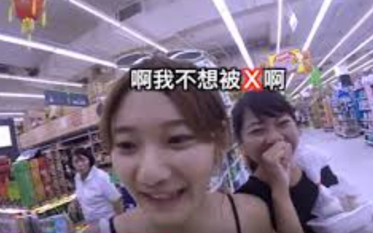 世大運搭訕外國選手爭議︰2017年台北世大運期間，愛莉莎莎與友人衝林口搭訕外國選手拍影片，她們澄清︰「台灣有世大運為什麼不去選手村玩呢？直接去認識選手們不是更爽？」（翻攝自玩命女子YT頻道）