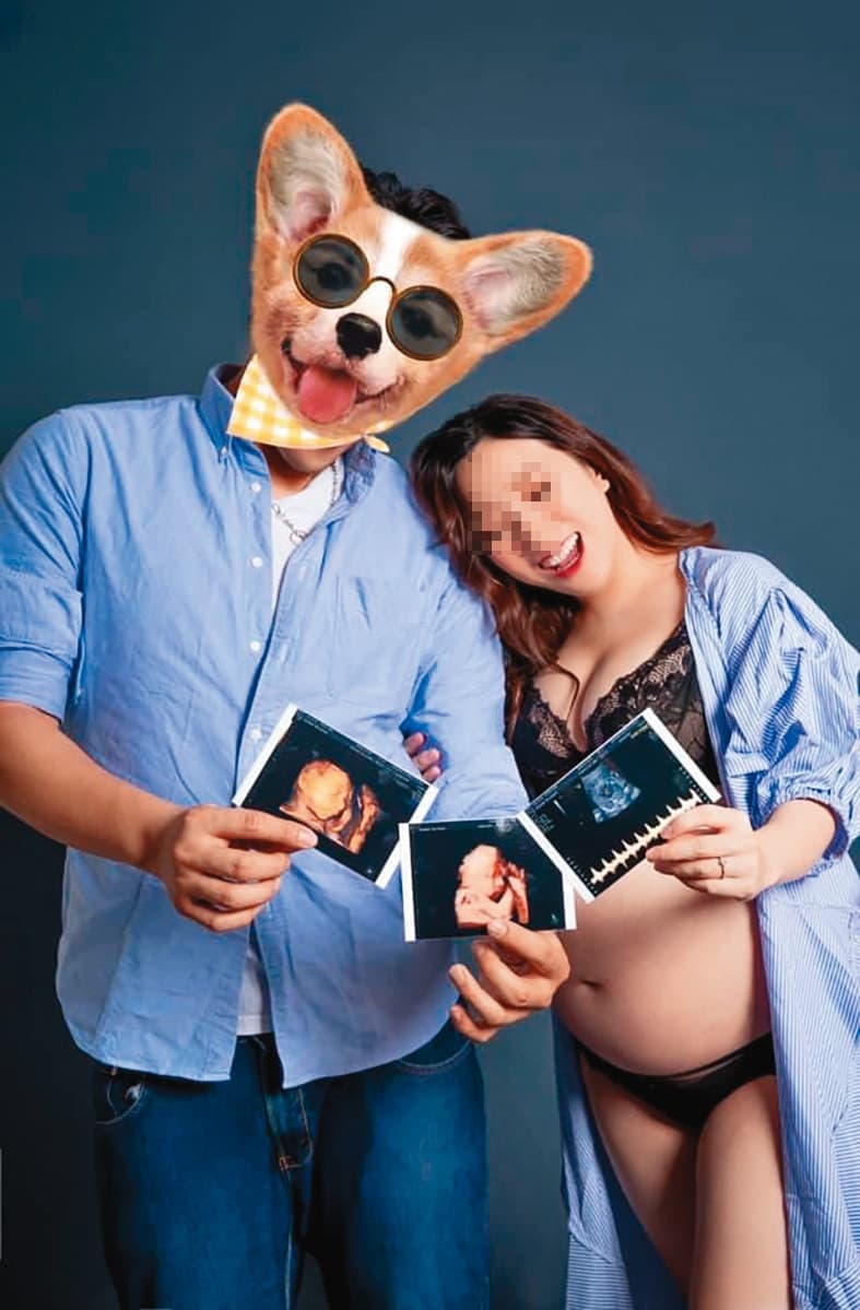 Angela曾和一位男士拍孕婦寫真，並開心秀出超音波照。（讀者提供）