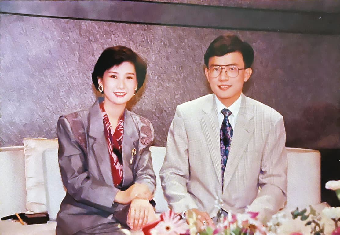 彭文正（右）曾是台視《早安你好》最年輕男主持人，搭檔大前輩葉樹姍（左）。（彭文正提供）