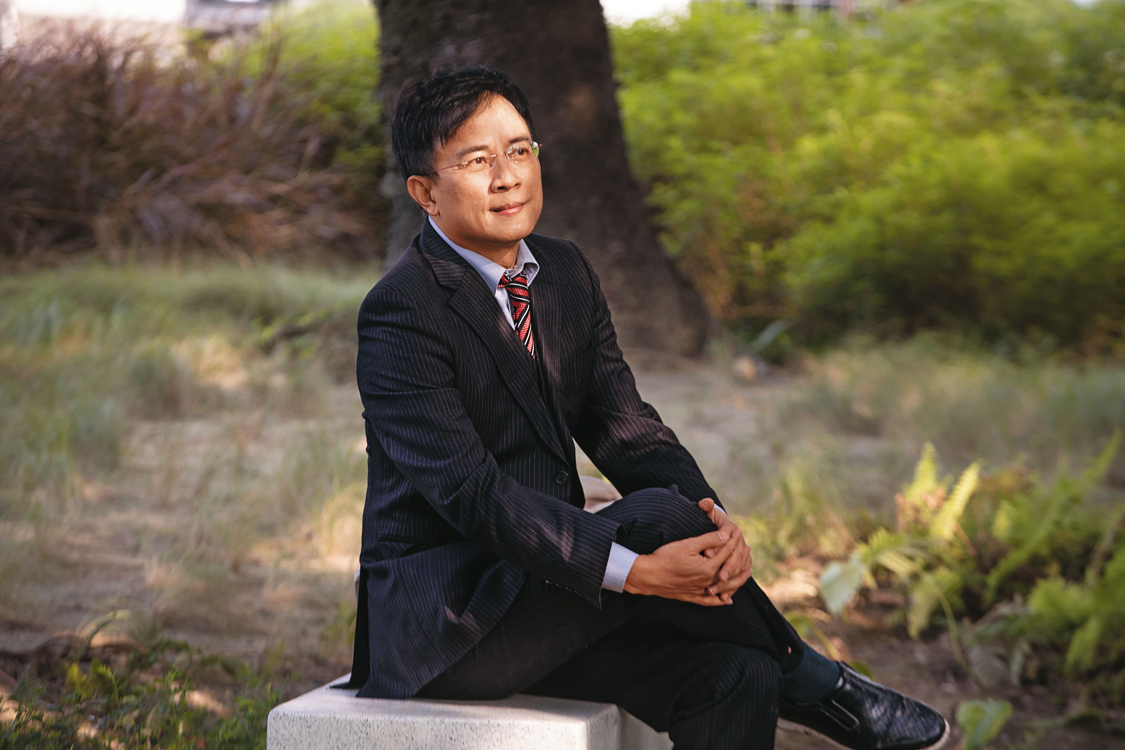 彭文正原來在台大新聞所再1年3個月就可領終生退休金（包含1年休假），卻選擇辭職主持政論節目。