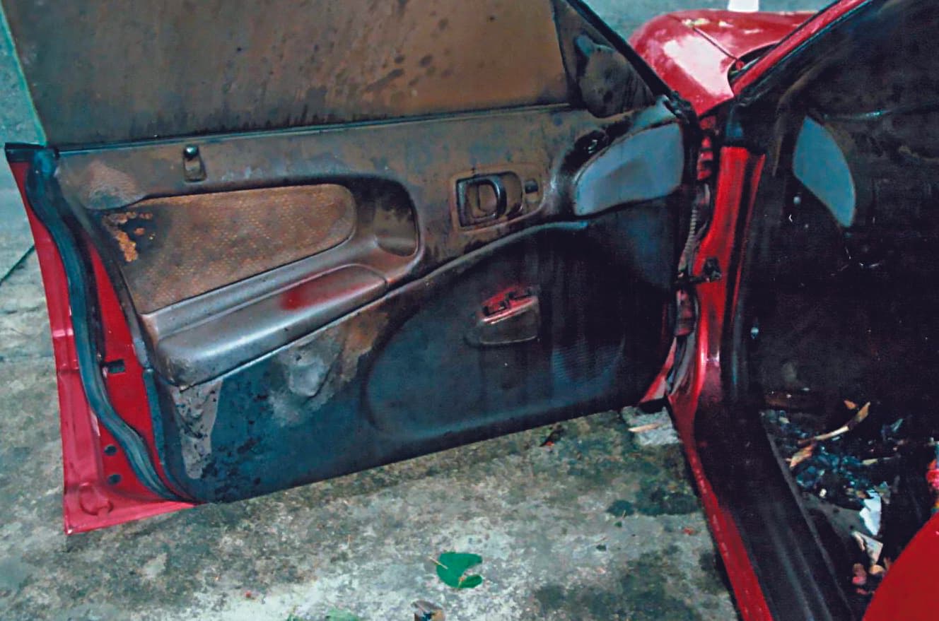 死者的車輛側門留有噴漆痕跡。