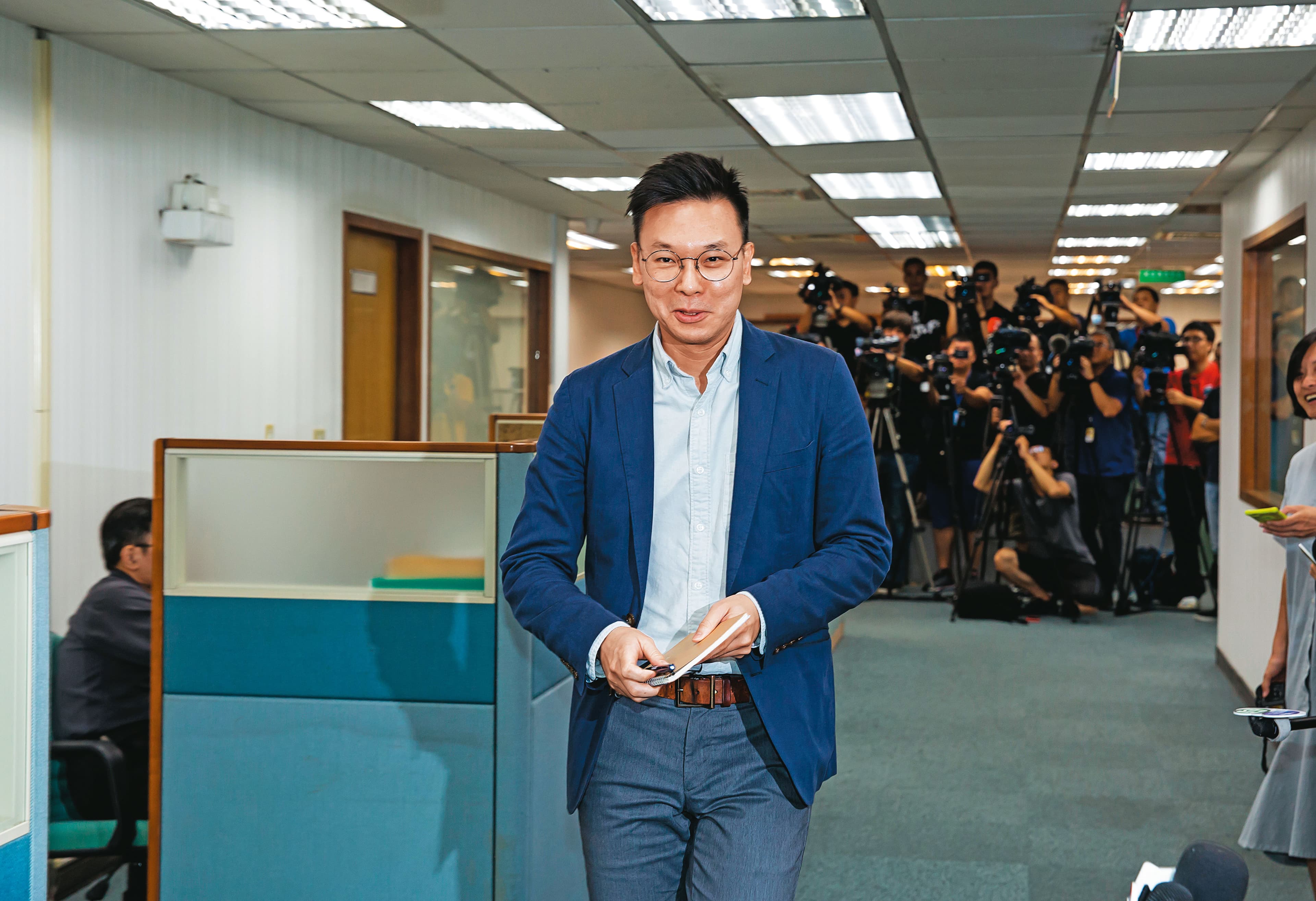 被點名是參選新竹市長熱門人選的民進黨副祕書長林飛帆，出任青平台董事及平台召集人。