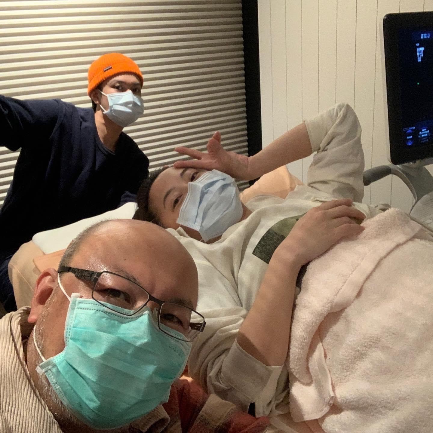 趙小僑感謝這段期間老公劉亮佐（左前）與家人的陪伴，也希望自己的成功案例，可以讓在求子路上努力的人多一些鼓勵。（翻攝自趙小僑臉書）