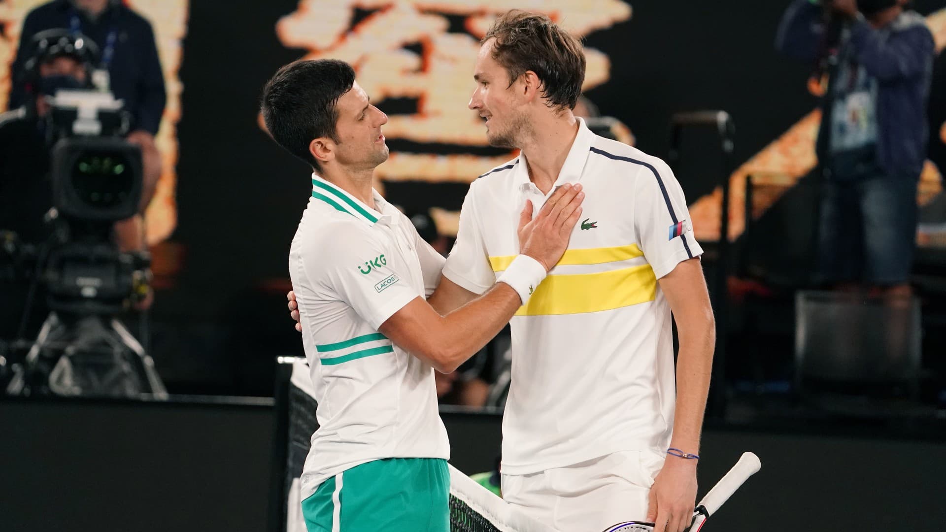 喬科維奇（左）擊敗梅德維夫奪冠，2人賽後致意。（翻攝自AustralianOpen推特）