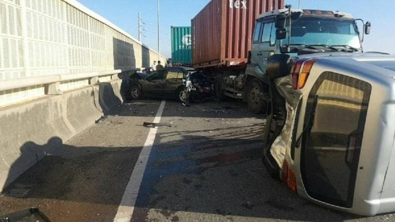 西濱快速道路免過磅、測速少，成了大車車主偏愛行駛的「小車地獄」。（警方提供）