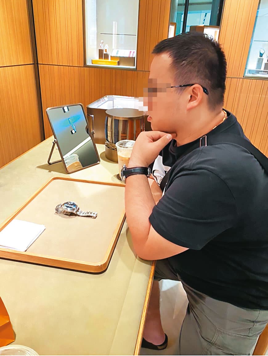 涉嫌吸金詐騙的李男常買名錶炫富，生活過得相當豪奢。（讀者提供）