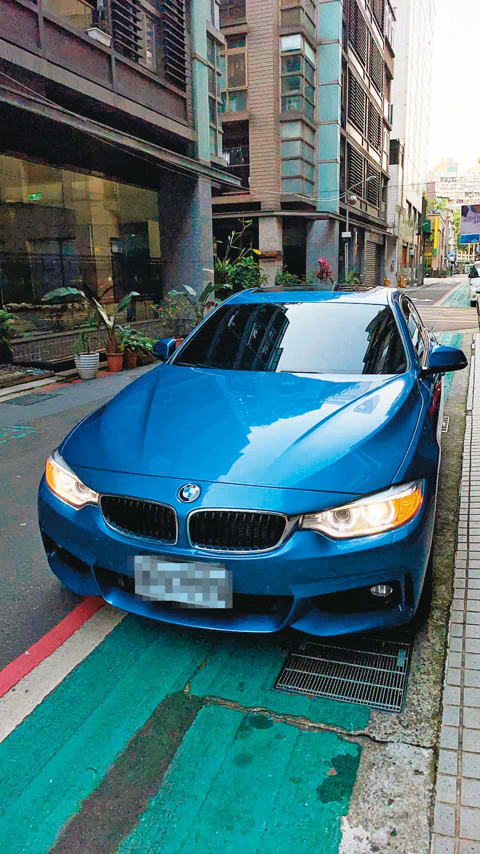 李男不僅全身名牌，出入還開BMW轎車。（讀者提供）