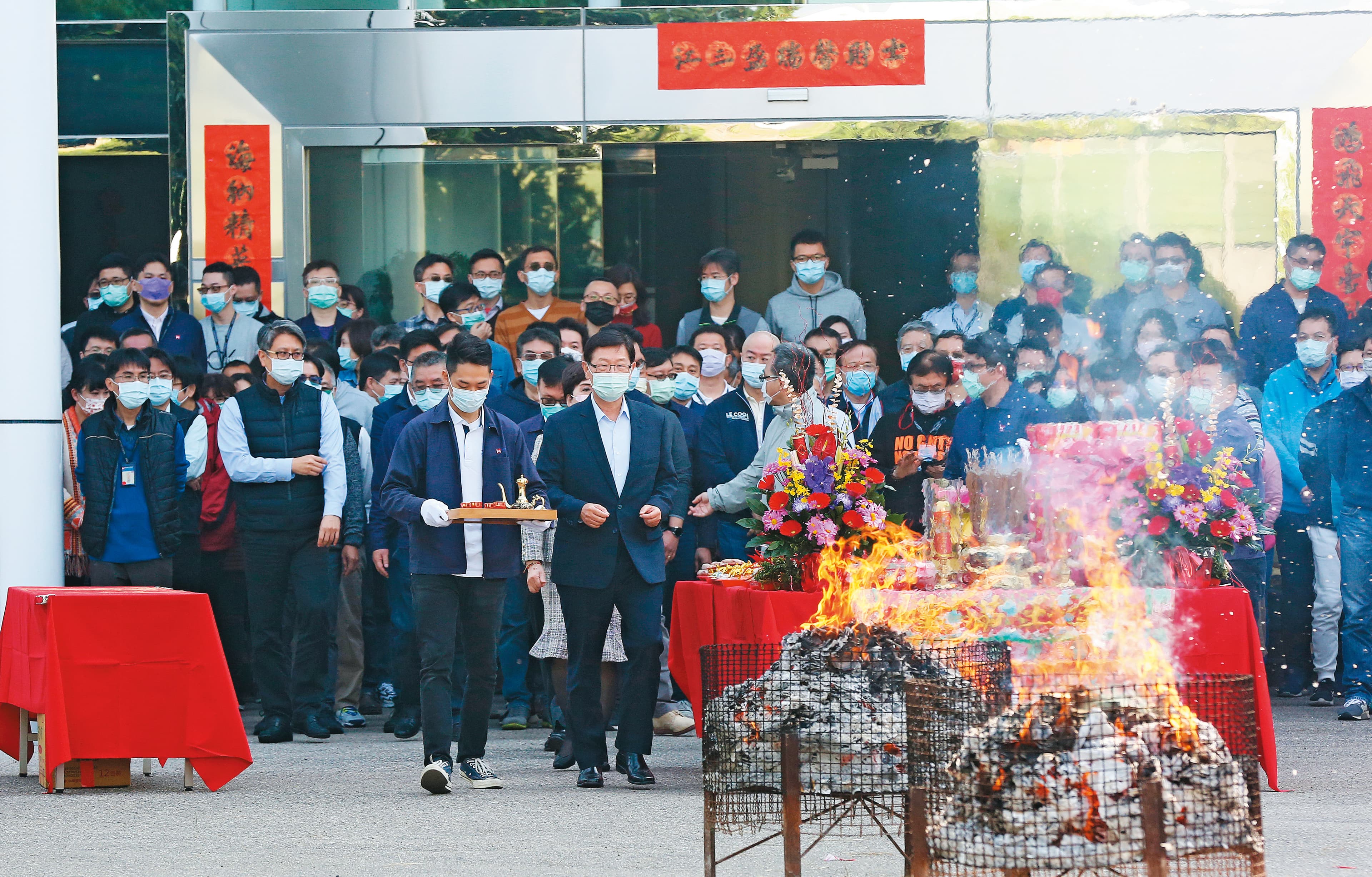 大年初九鴻海開工日，劉揚偉率領一級主管與數百員工在鴻海總部前祭祀祈福。