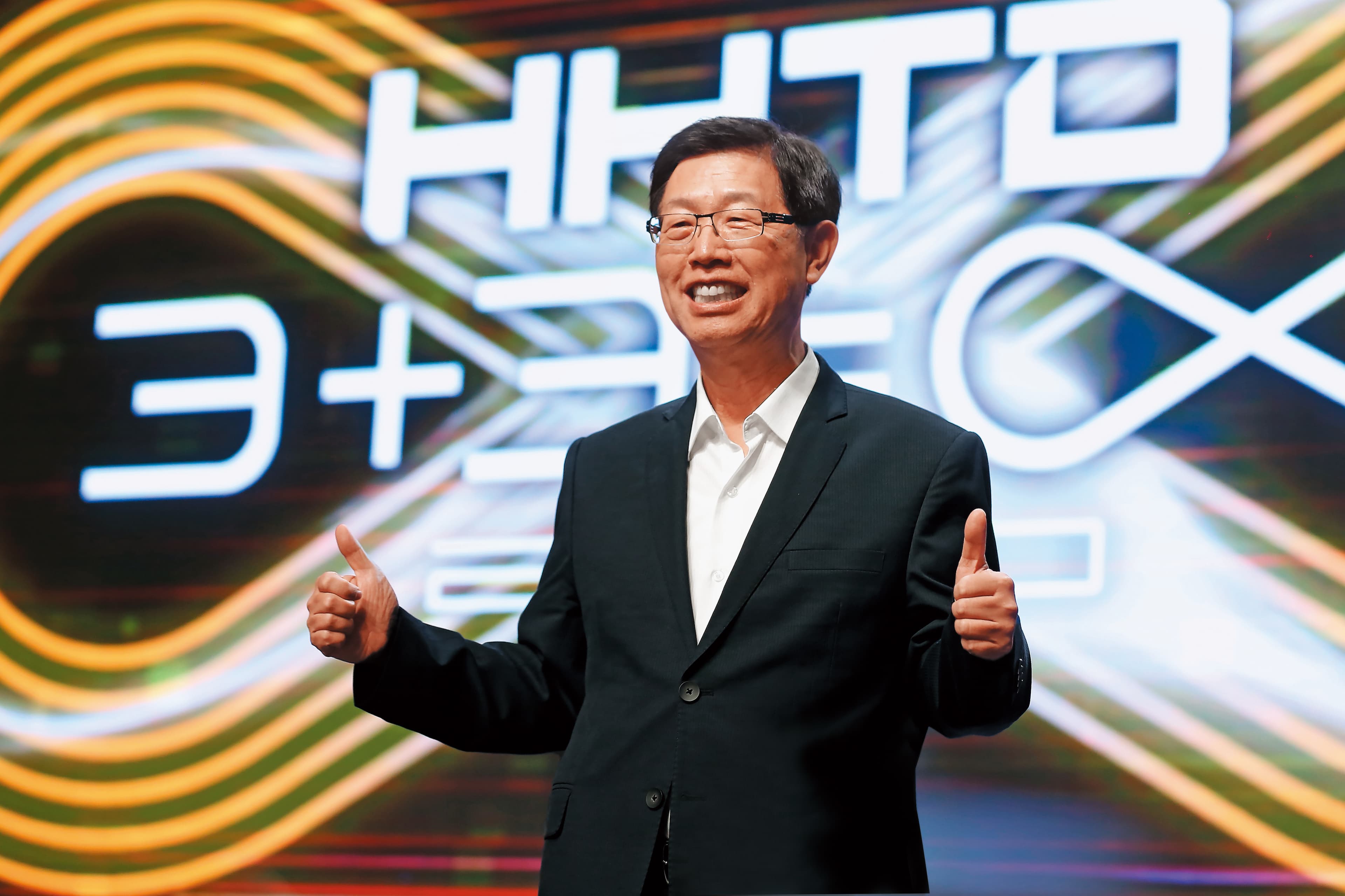鴻海董事長劉揚偉主帥親征搶攻電動車，今年初起吸引外資大買30萬張股票，股價漲逾2成。