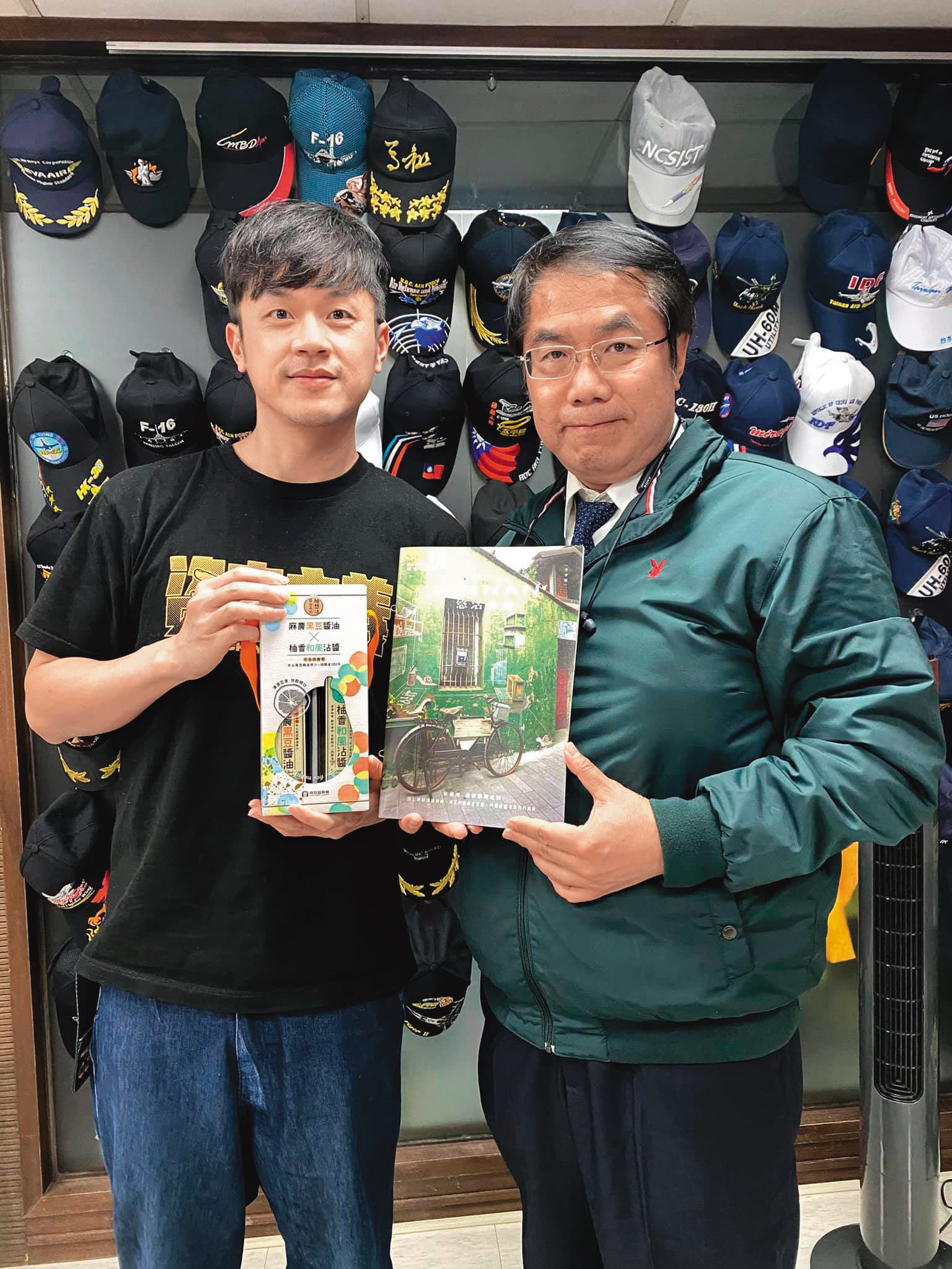 焦糖（左）網紅的聲量，也有助於幫政治人物曝光。右為台南市長黃偉哲。（翻攝自焦糖陳嘉行臉書）