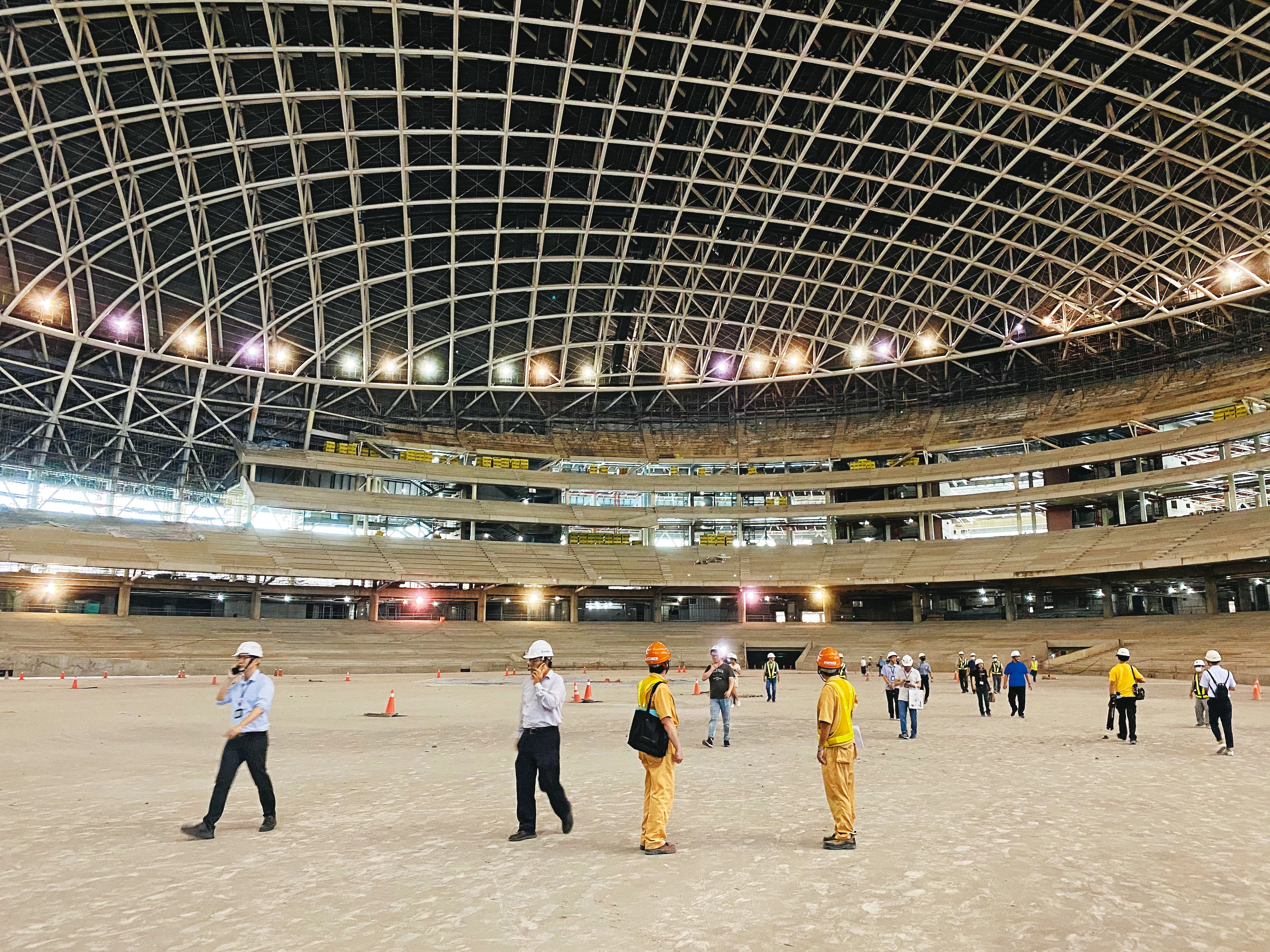 去年6月，辜仲諒曾低調參觀大巨蛋園區，還走到本壘區體驗內外野視距。圖為2020年7月封頂後的大巨蛋內部。