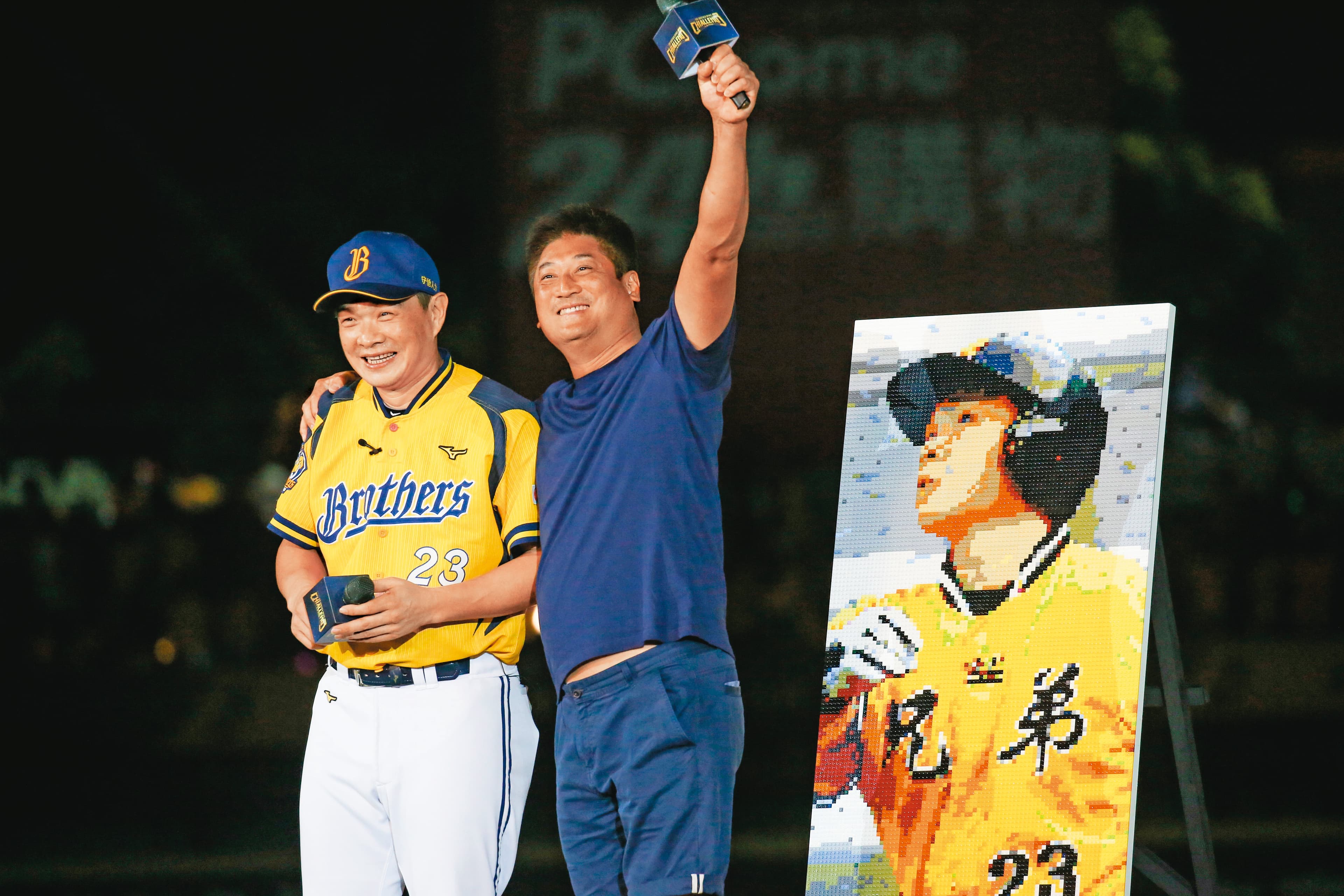中信集團2014年接手經營兄弟象後，辜仲諒（右）就一直以球隊大家長自居，連當家球星彭政閔（左）退休儀式，辜也出席打氣。