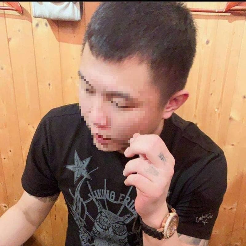 安平角頭「建文」23日遭前手下「蝦米」蔡秉逸槍殺身亡。（翻攝畫面）