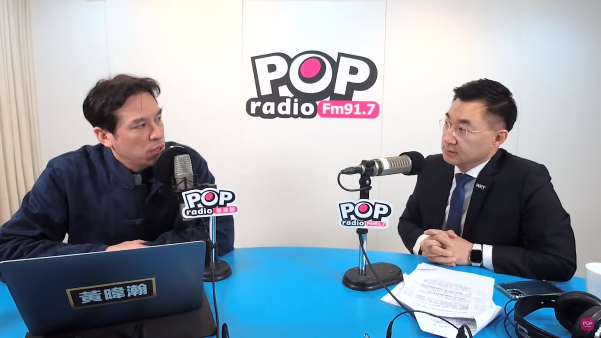 江啟臣（右）今在黃暐瀚的廣播節目中談及與柯文哲同台一事。（翻攝自POP Radio聯播網 官方頻道）