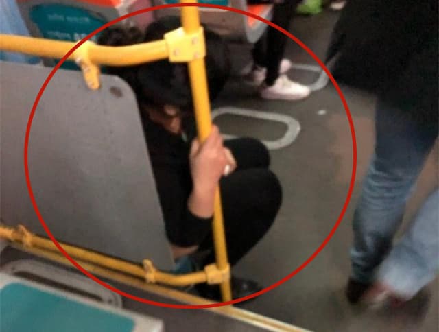 原來女子是身體不適，實在受不了只好在垃圾桶上廁所。（翻攝自微博）