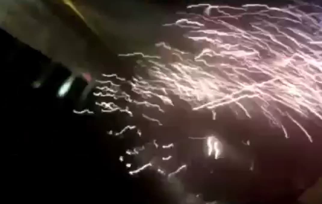 拍下車禍影片的車輛，被肇事的白車車尾掃到，在翻車的過程不斷冒出火花。（翻攝自臉書社團「台中踢爆網」）